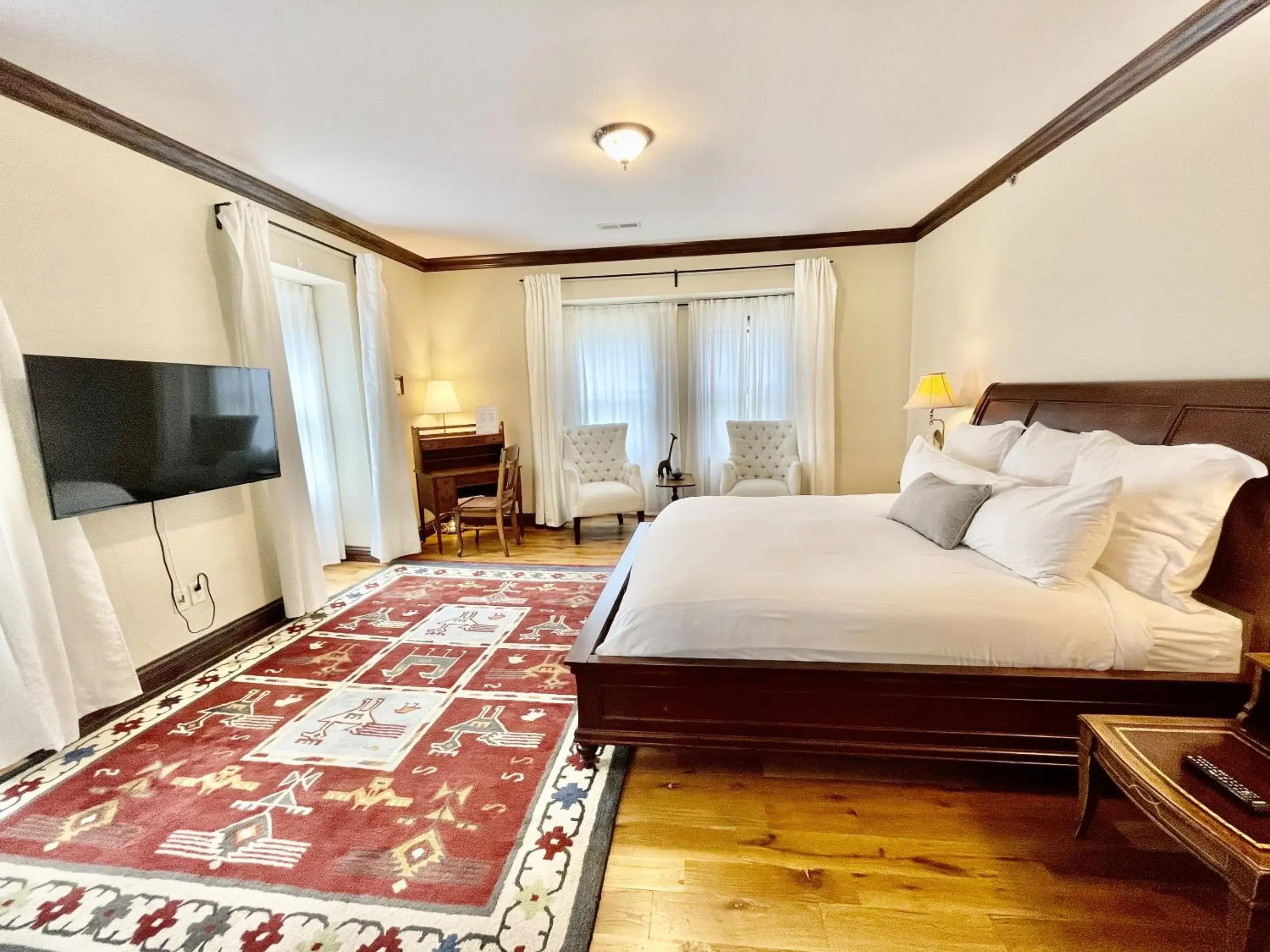 Deluxe King Suite in Dartmouth House Deluxe King Suite in Dartmouth House