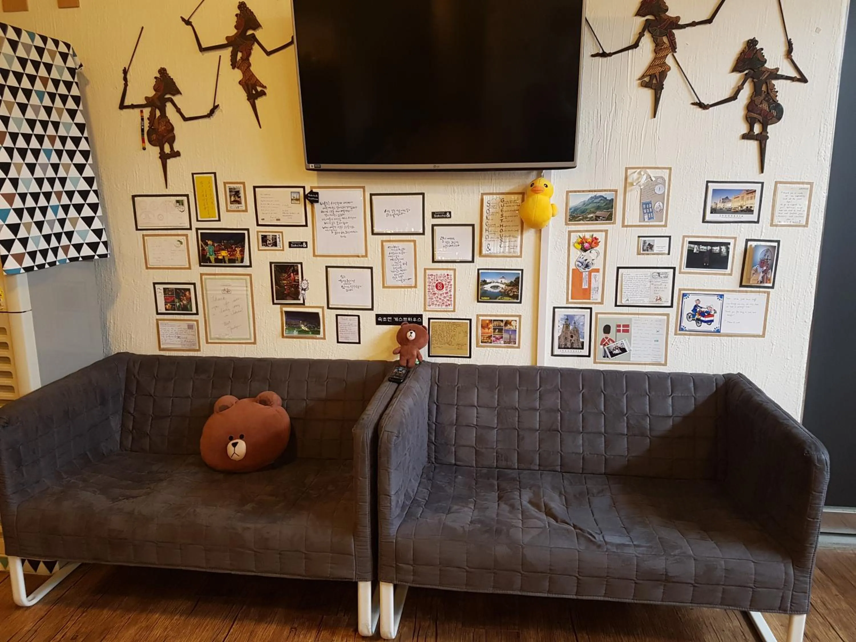 Communal lounge/ TV room in Sokcho & Guesthouse