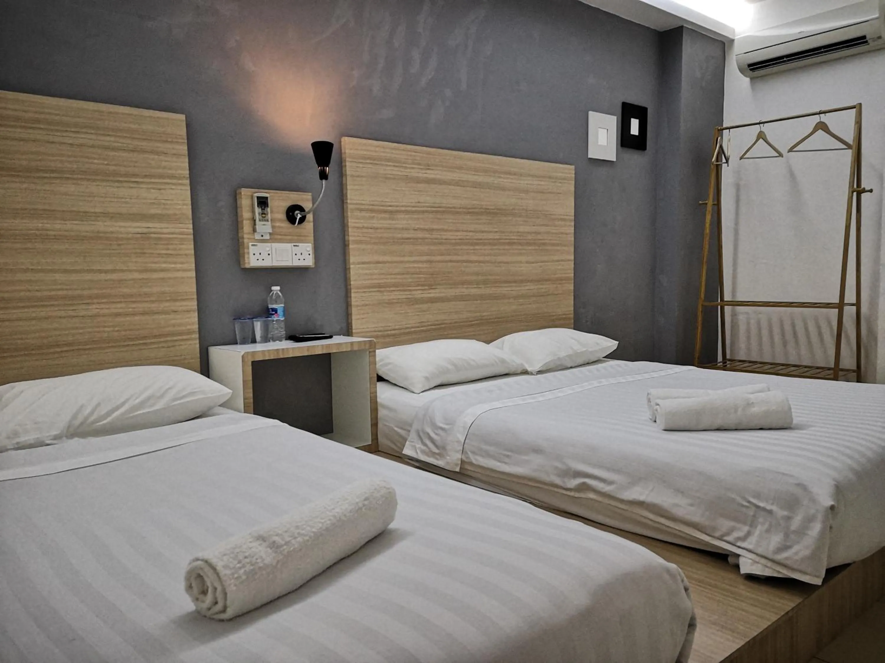 Bed in Dragon Door Hotel