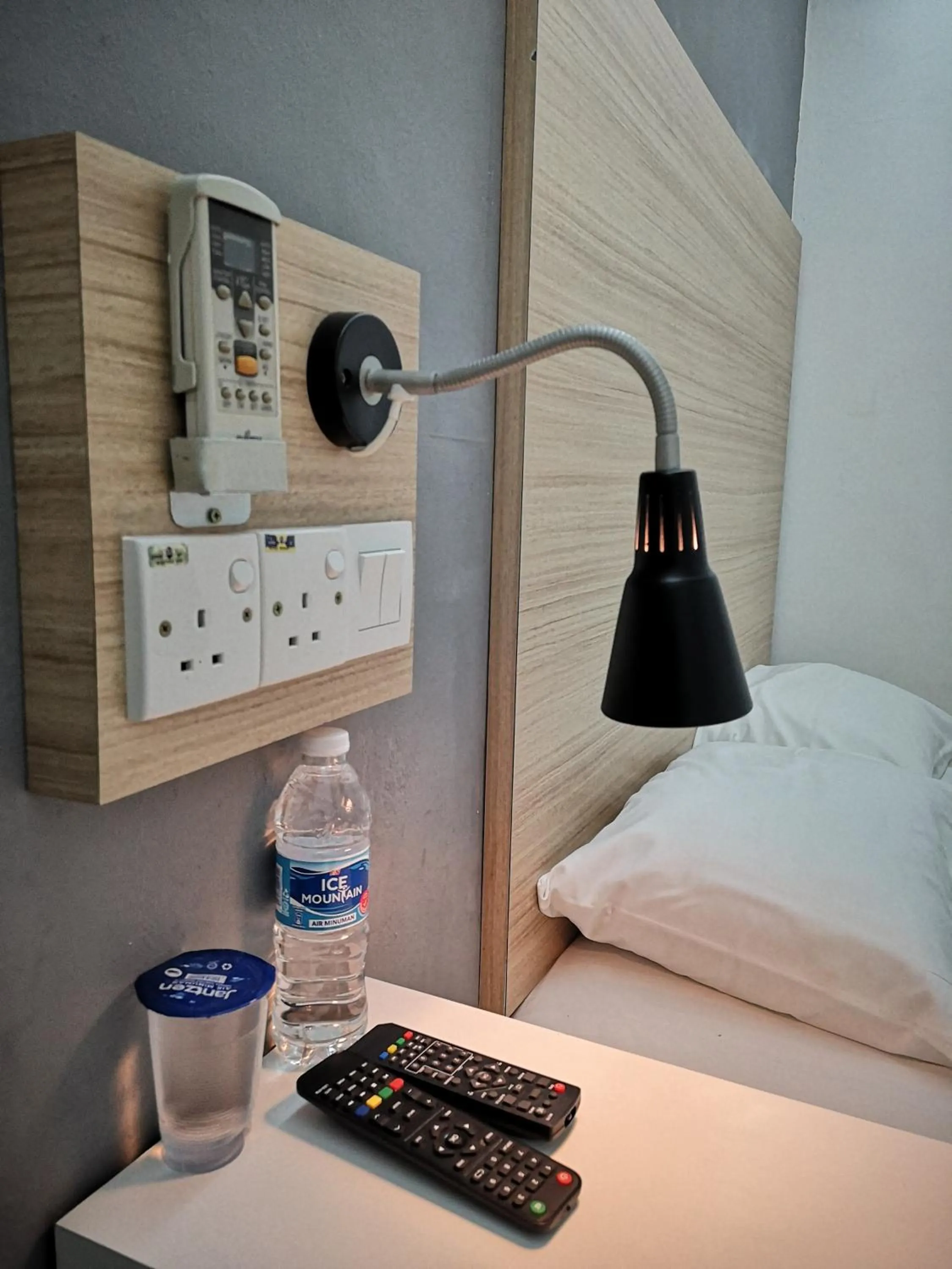 Bed in Dragon Door Hotel