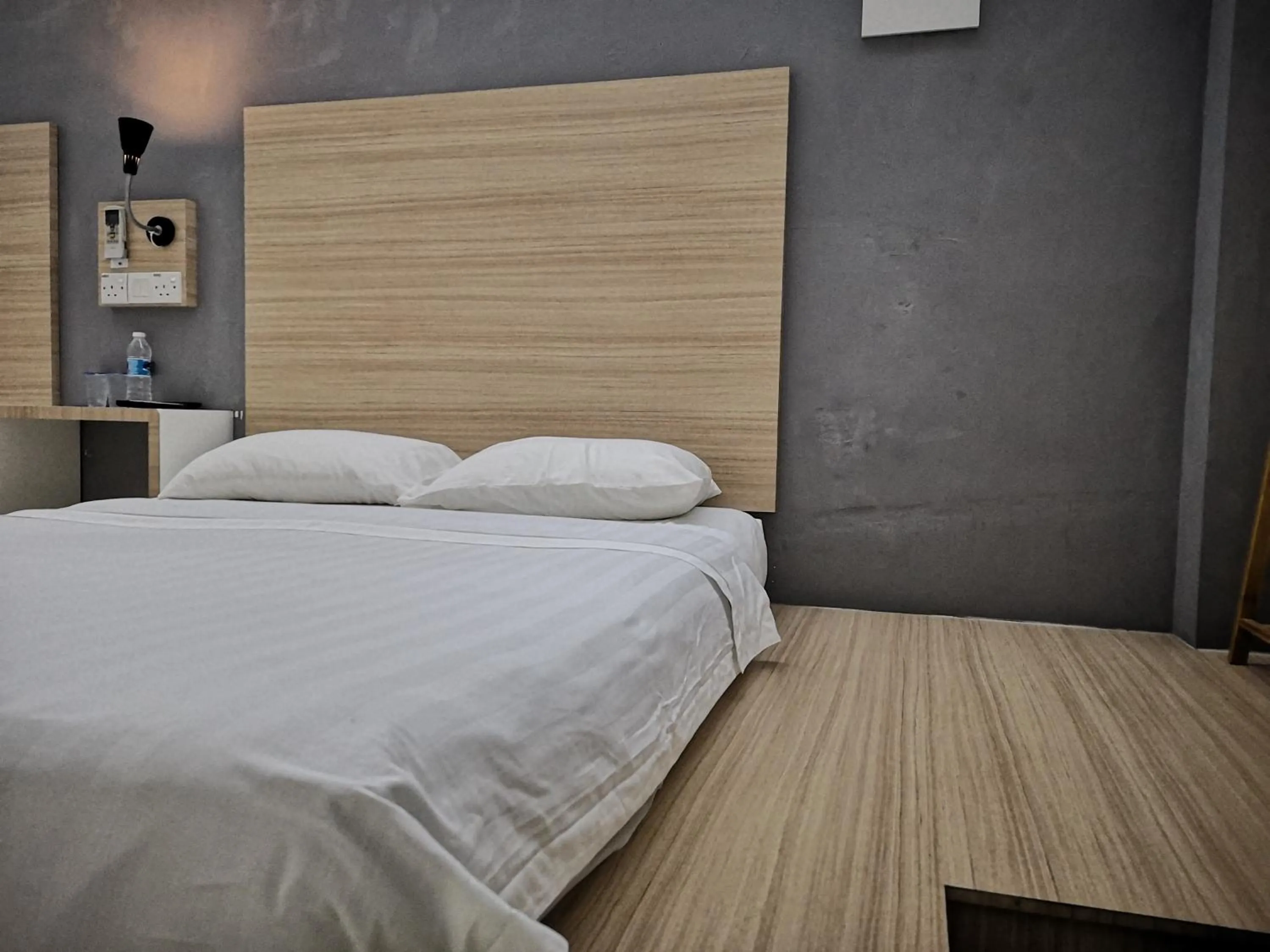 Bed in Dragon Door Hotel