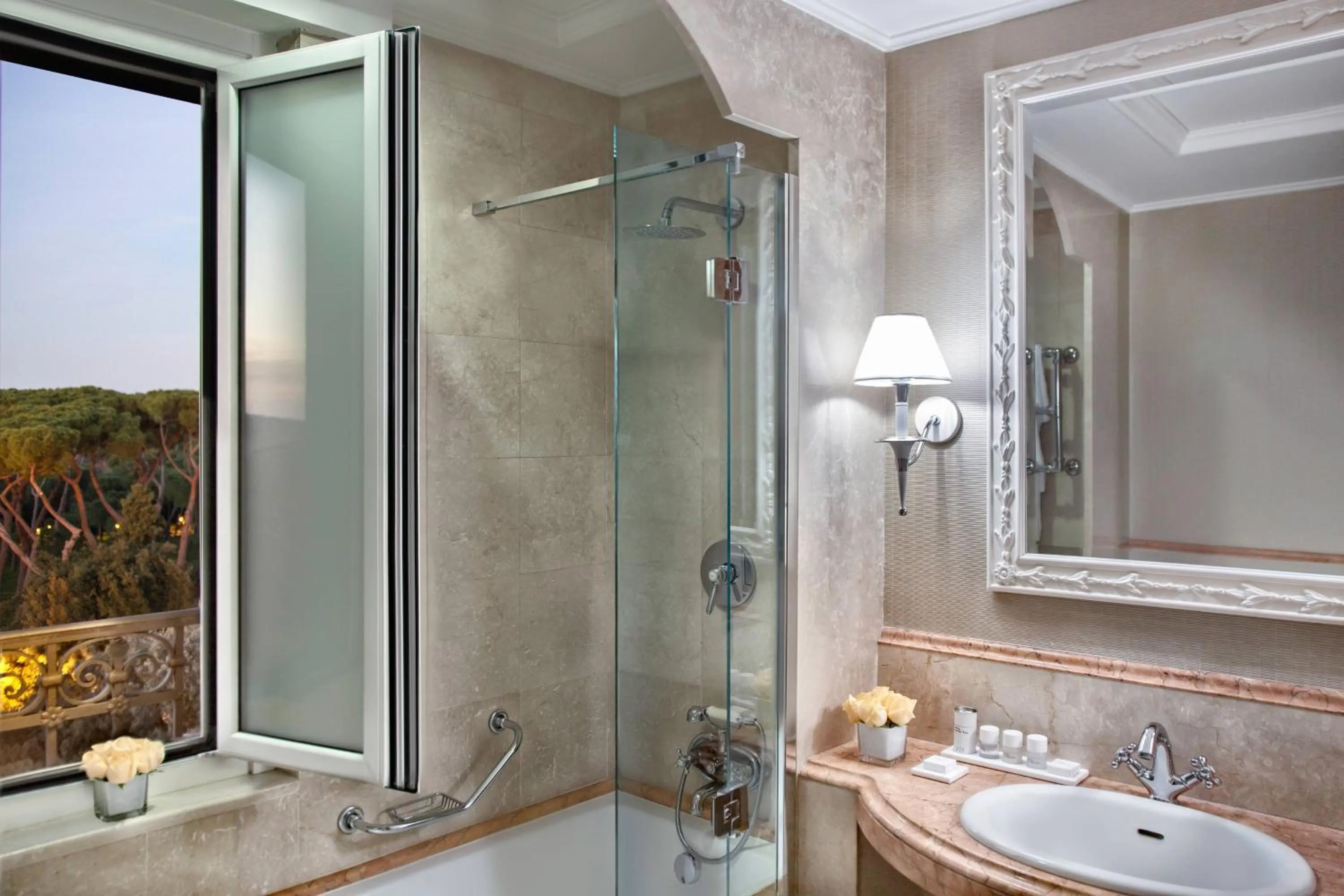 Bathroom in Rome Marriott Grand Hotel Flora