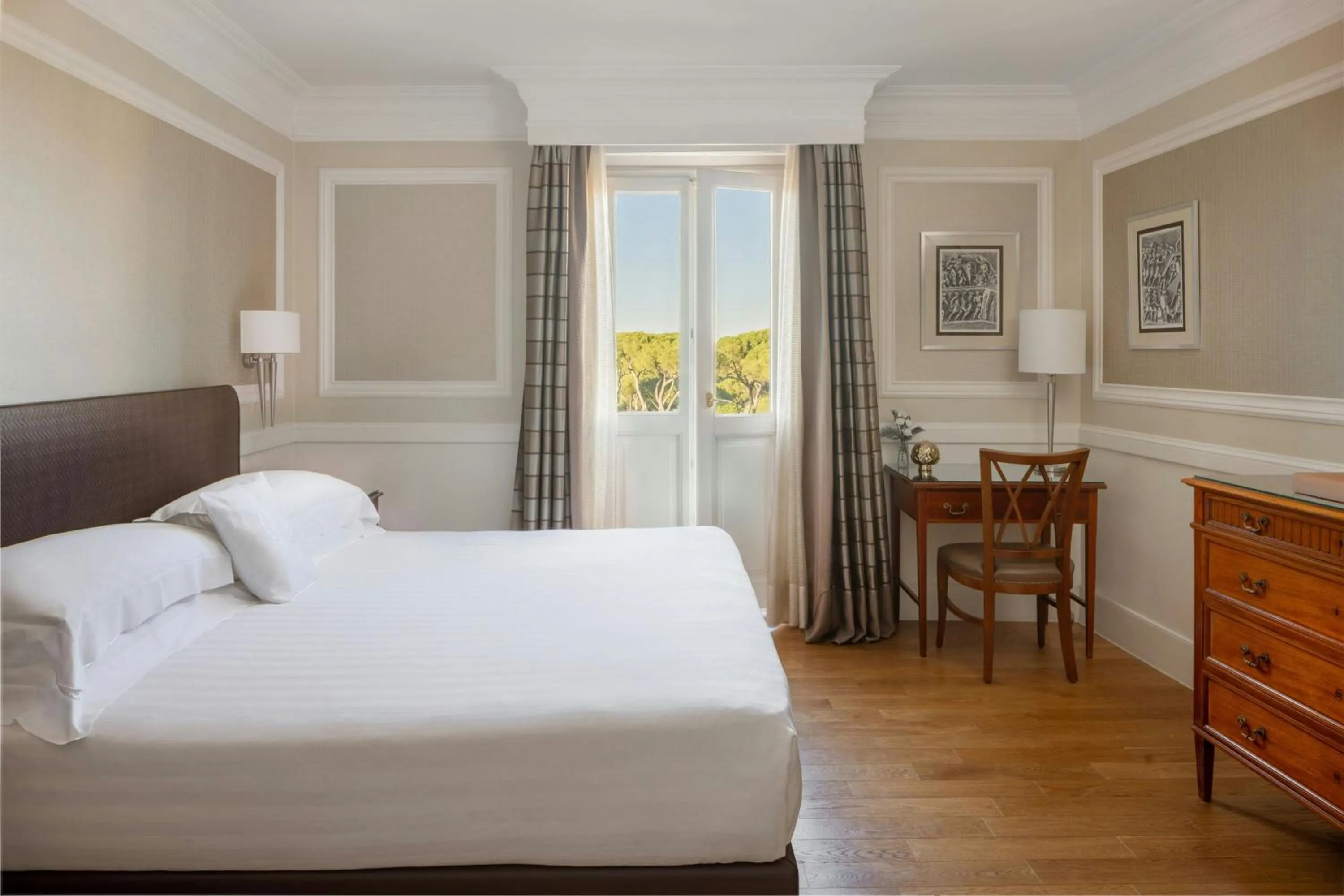 Bedroom, Bed in Rome Marriott Grand Hotel Flora