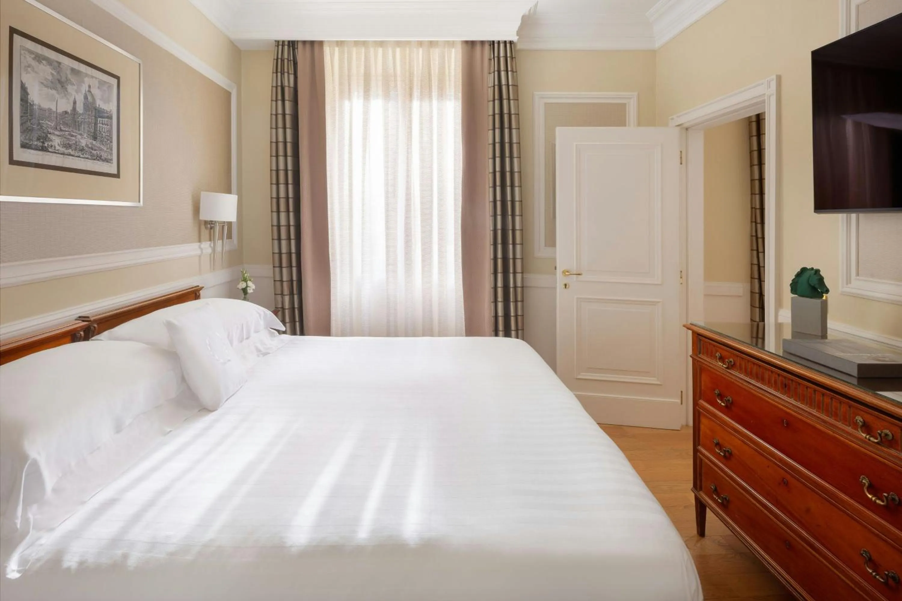 Bedroom, Bed in Rome Marriott Grand Hotel Flora