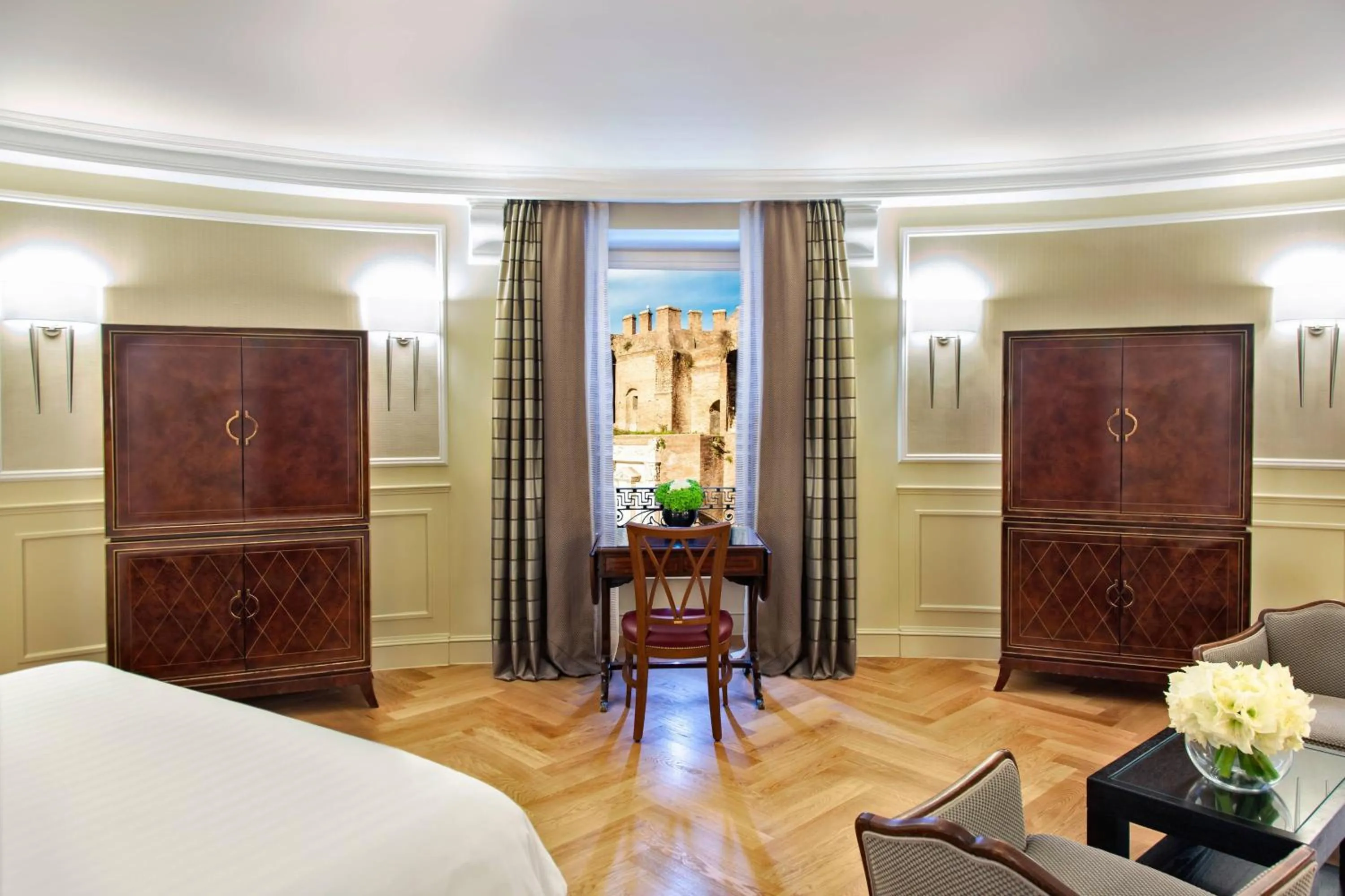 Photo of the whole room, Bed in Rome Marriott Grand Hotel Flora