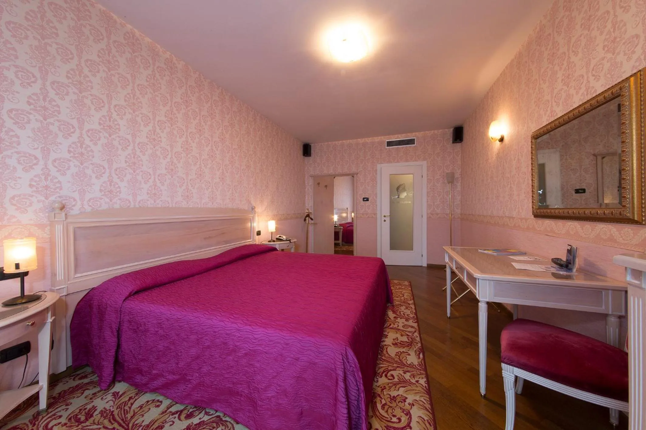 Photo of the whole room, Bed in Hotel Catullo