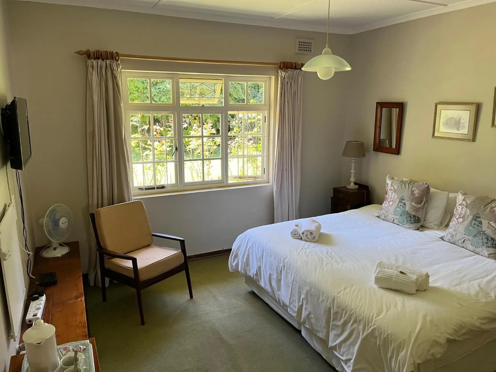 Bedroom, Bed in Cedar Garden