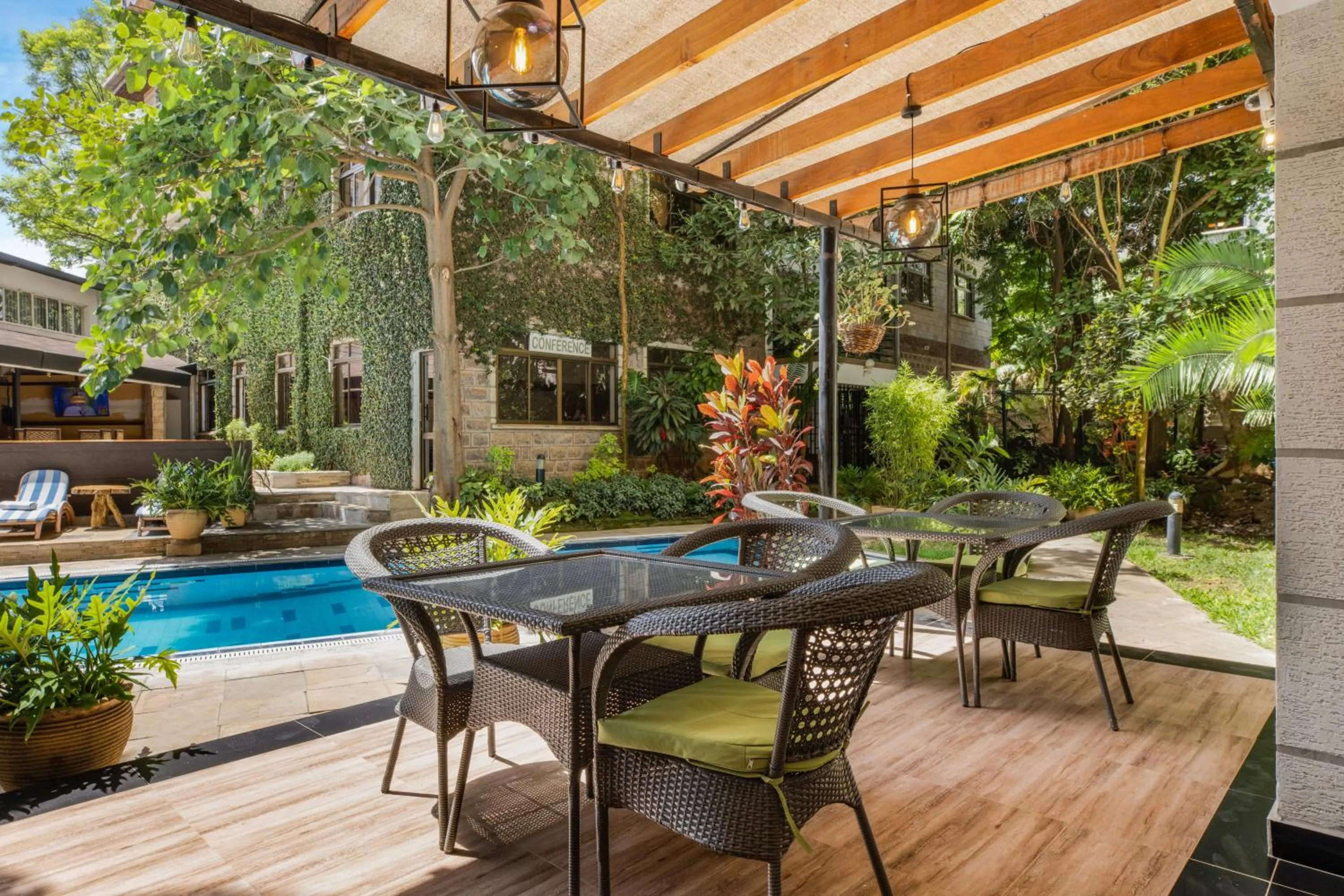 Restaurant/places to eat in Kates Apartments