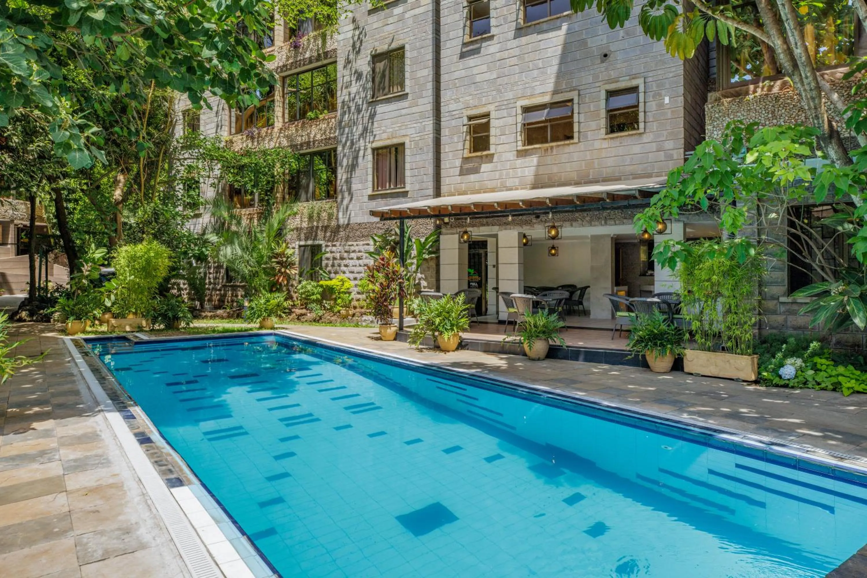 Restaurant/places to eat in Kates Apartments