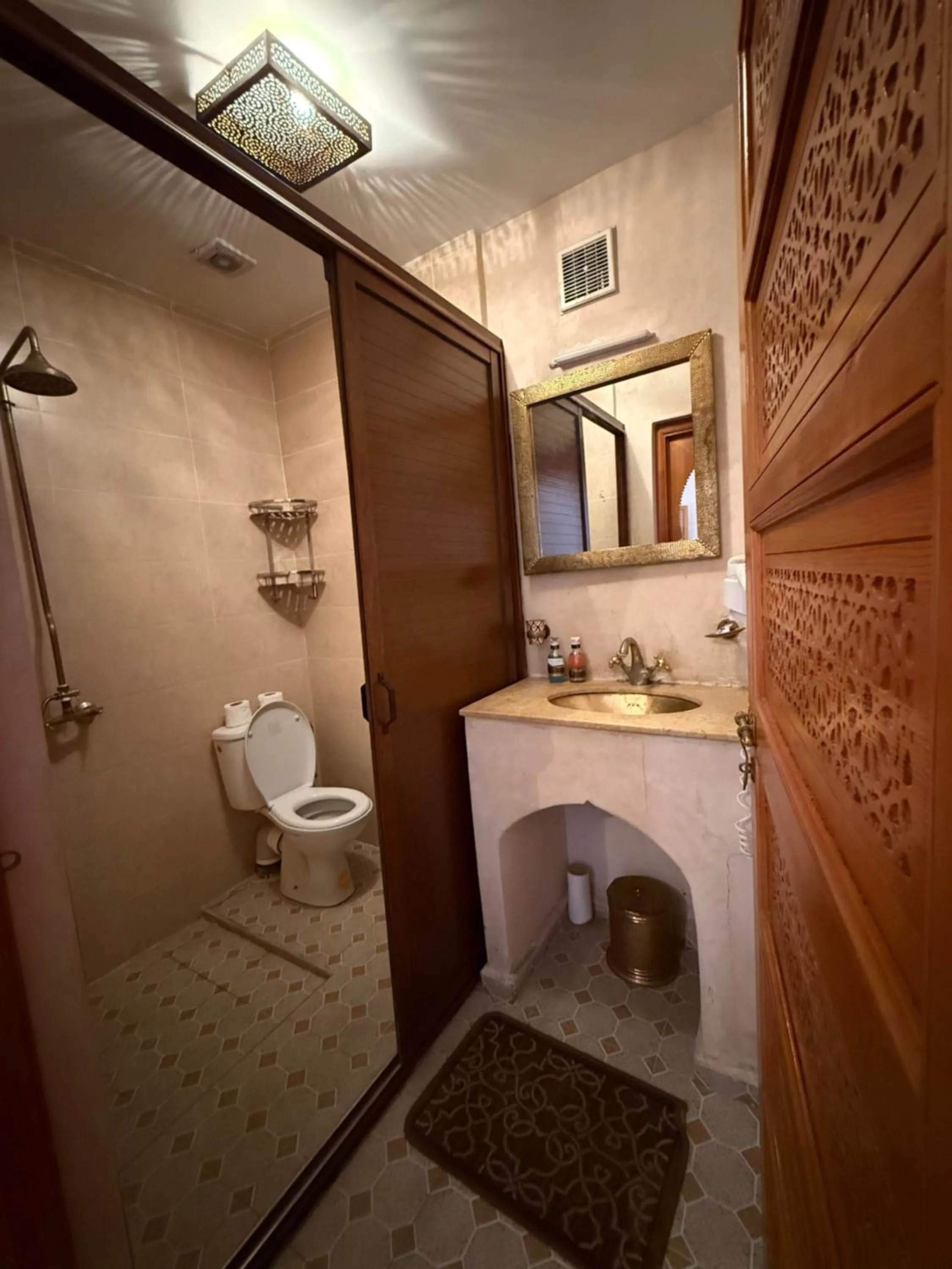 Toilet in Riad Jenan Adam