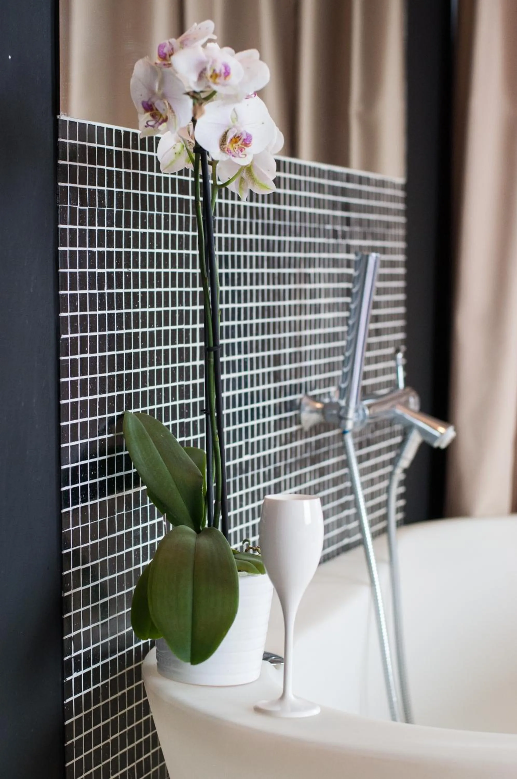 Bath in Michelangelo Etna Hotel