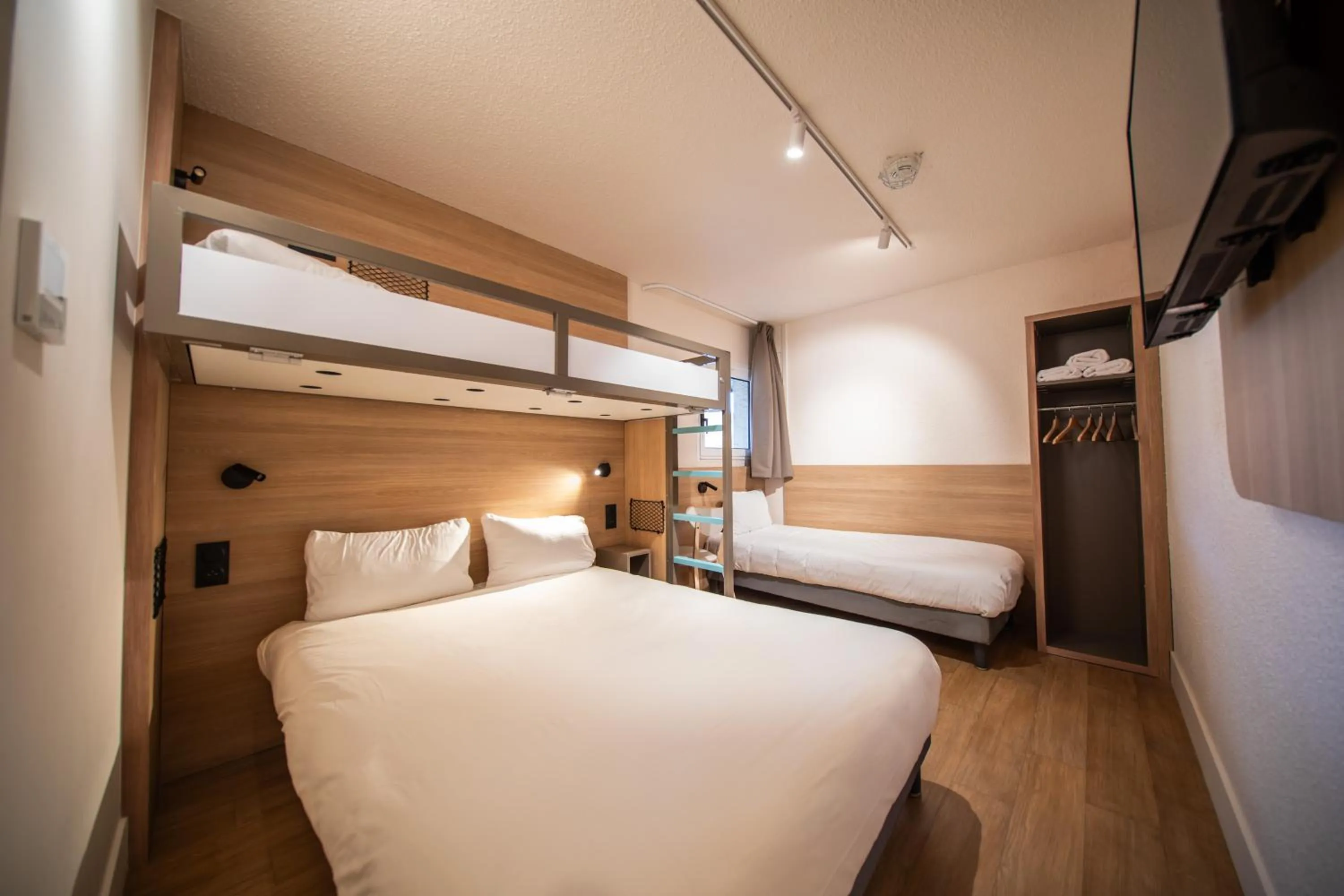 Photo of the whole room, Bed in Premiere Classe Annecy Cran-Gevrier RÉNOVÉ EN 2025