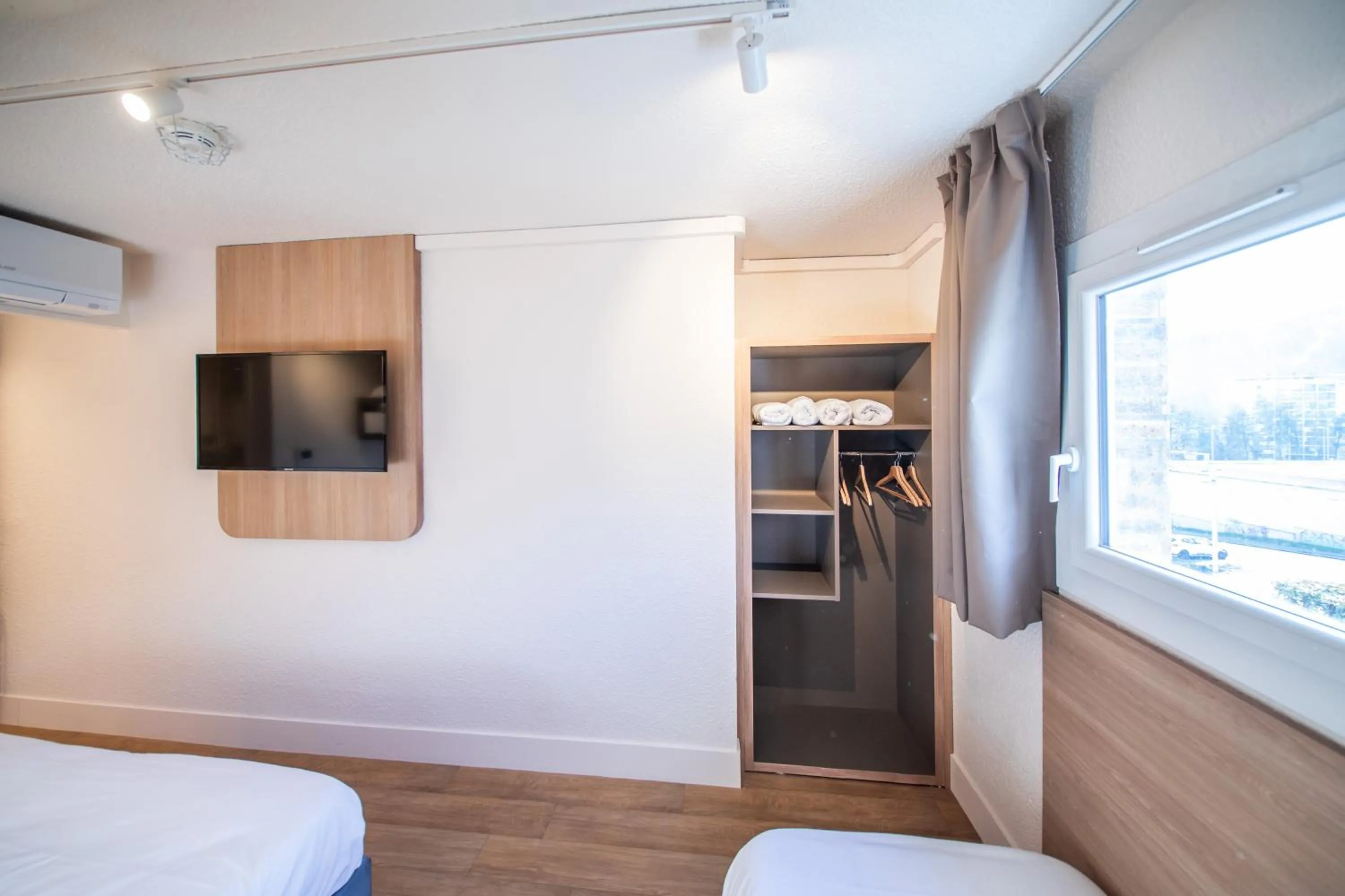 TV and multimedia, Bed in Premiere Classe Annecy Cran-Gevrier RÉNOVÉ EN 2025