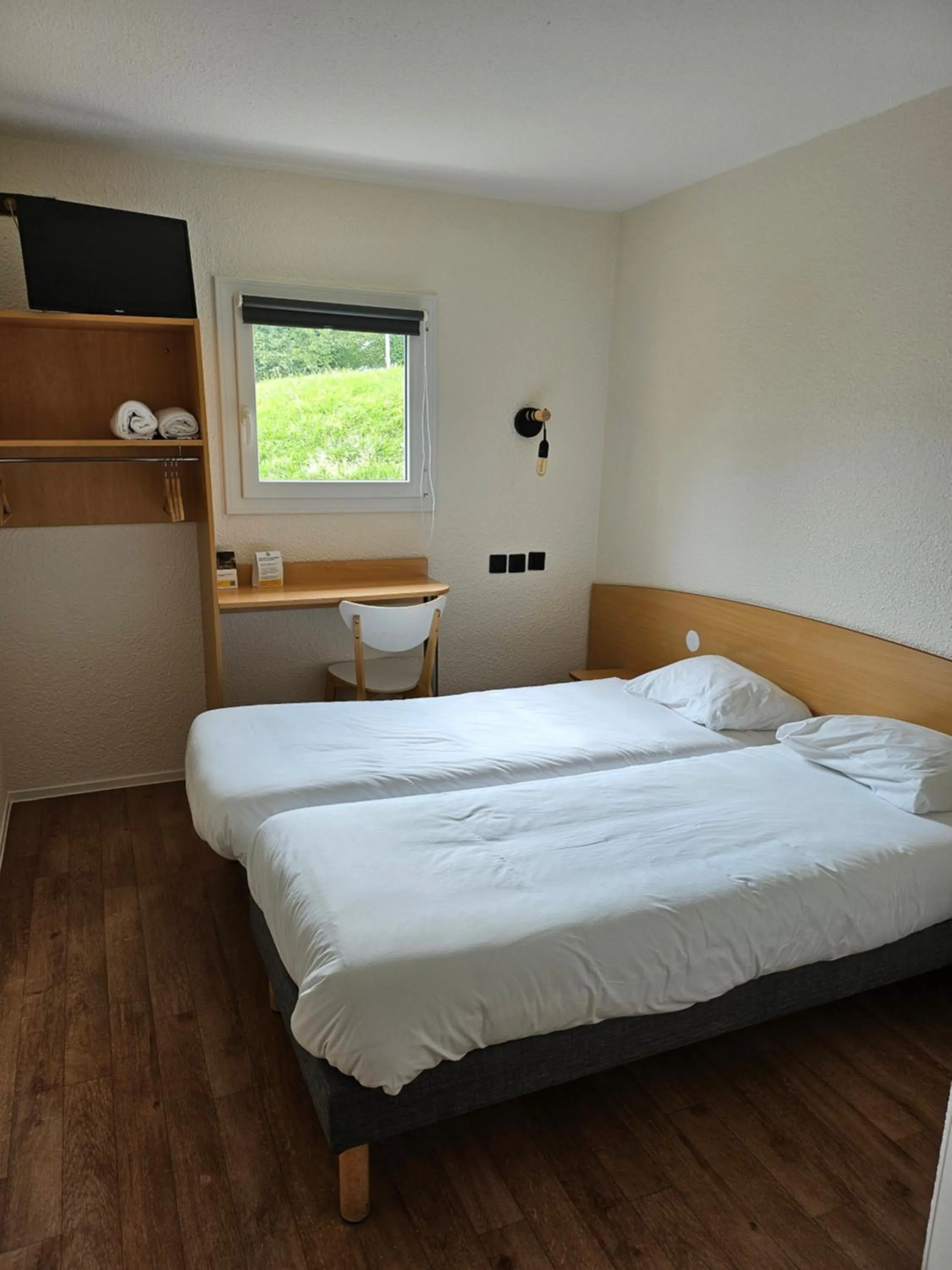 Photo of the whole room, Bed in Premiere Classe Annecy Cran-Gevrier RÉNOVÉ EN 2025