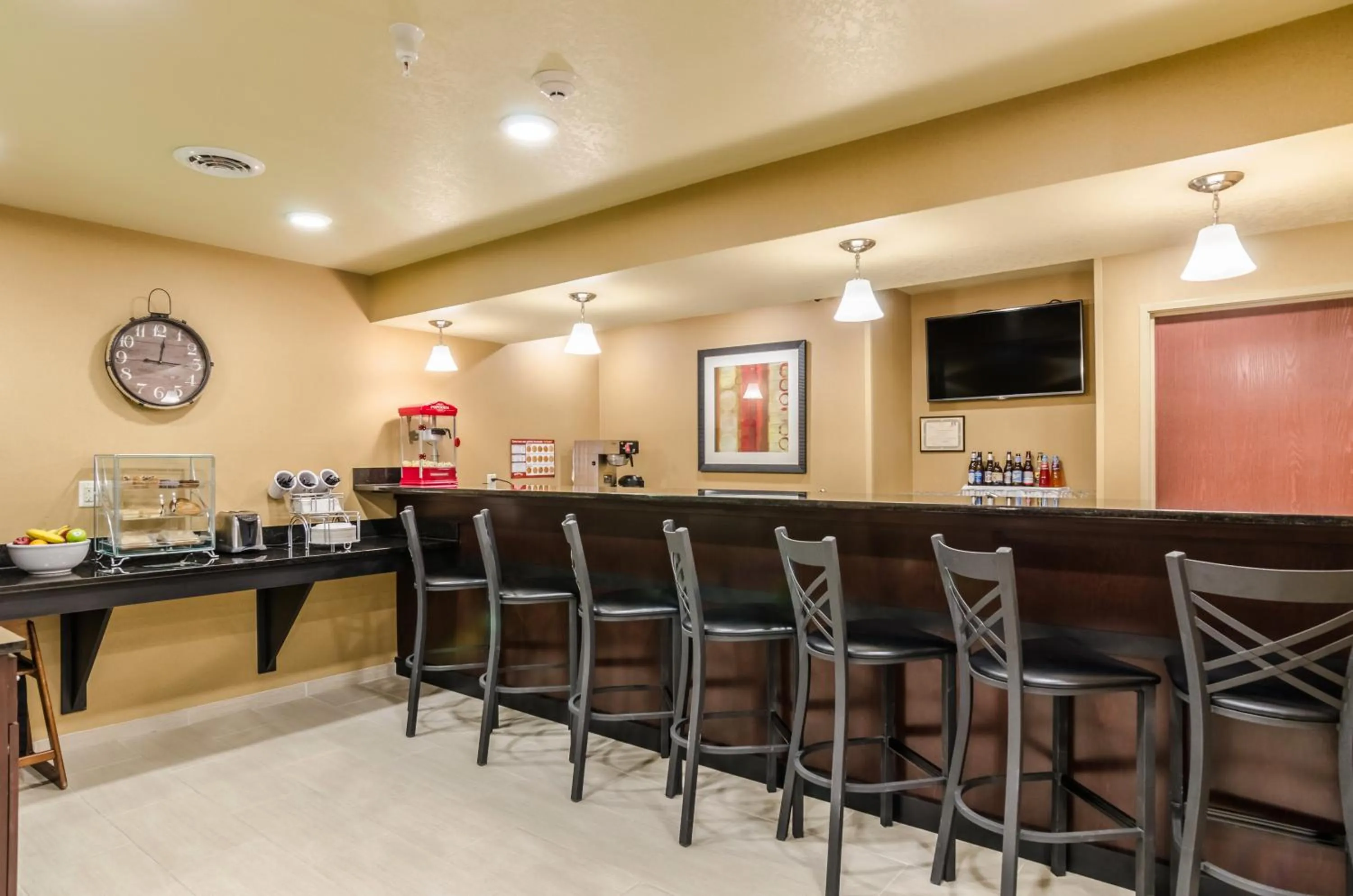 Lounge or bar in Cobblestone Inn & Suites - Oberlin