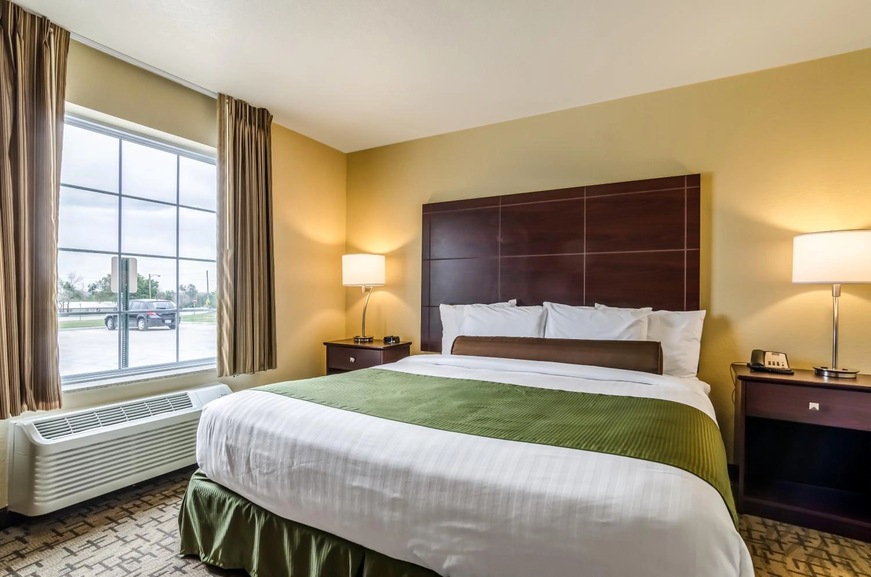 Bed in Cobblestone Inn & Suites - Oberlin