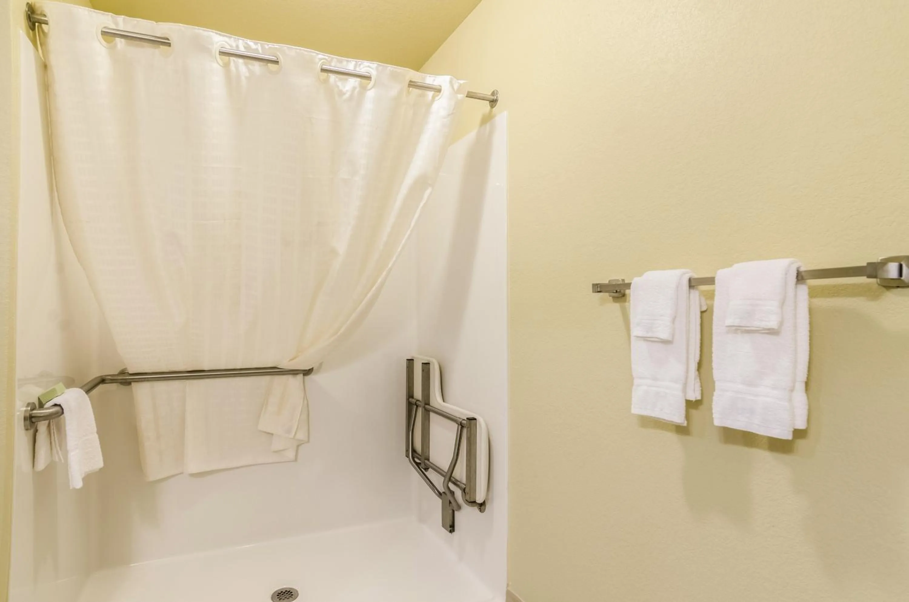 Bathroom in Cobblestone Inn & Suites - Oberlin
