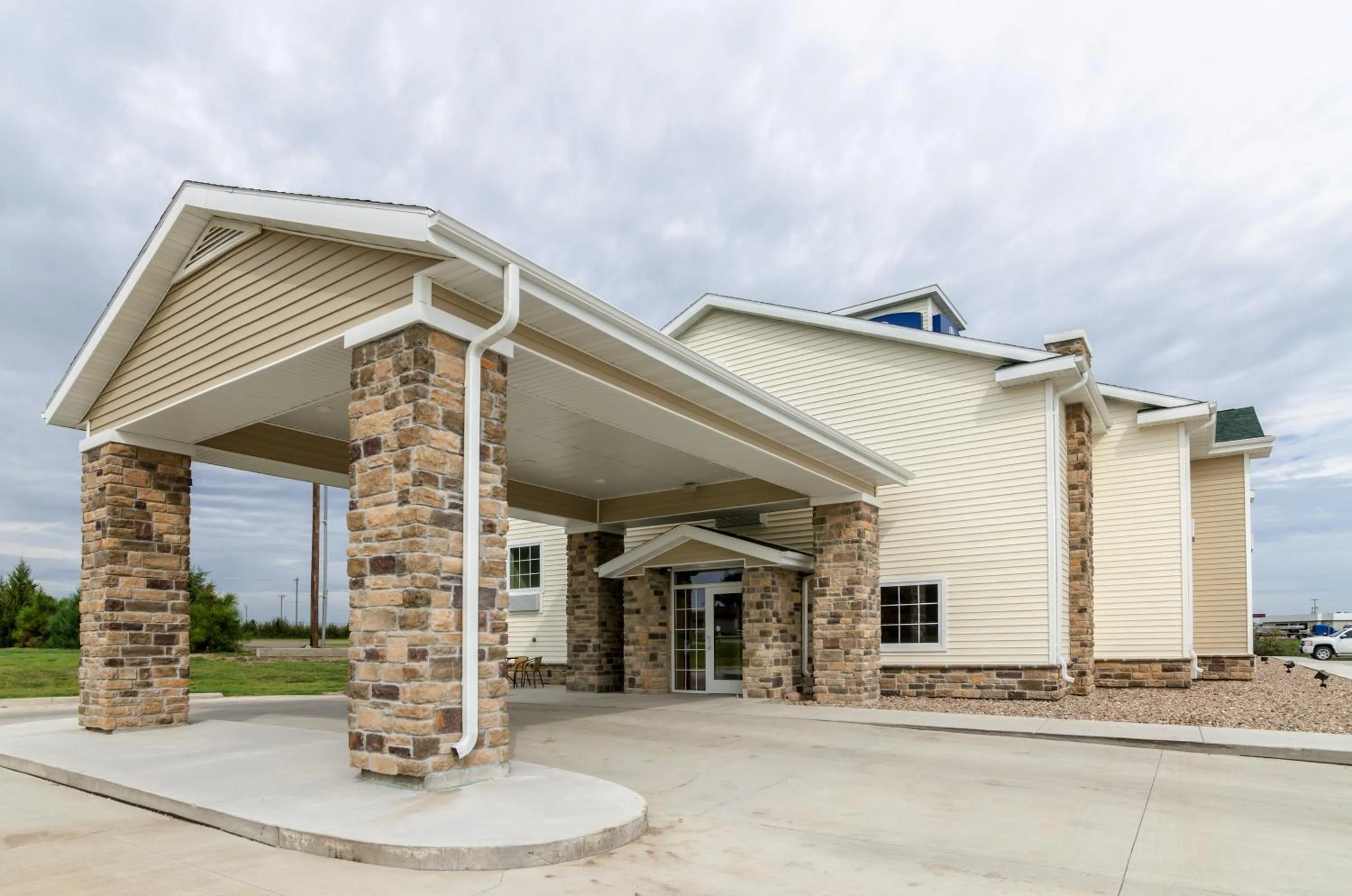 Facade/entrance in Cobblestone Inn & Suites - Oberlin