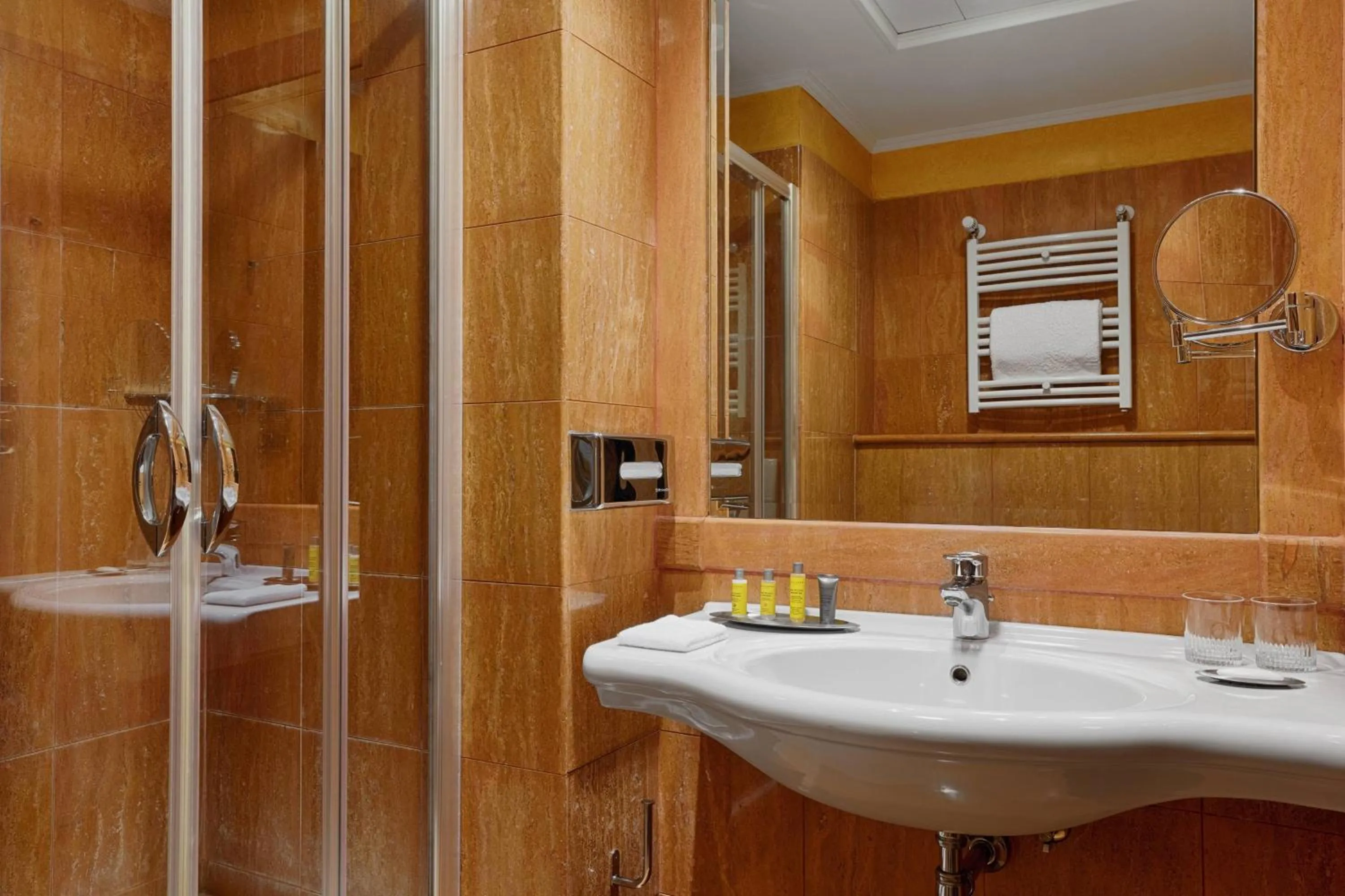 Bathroom in Rome Marriott Park Hotel