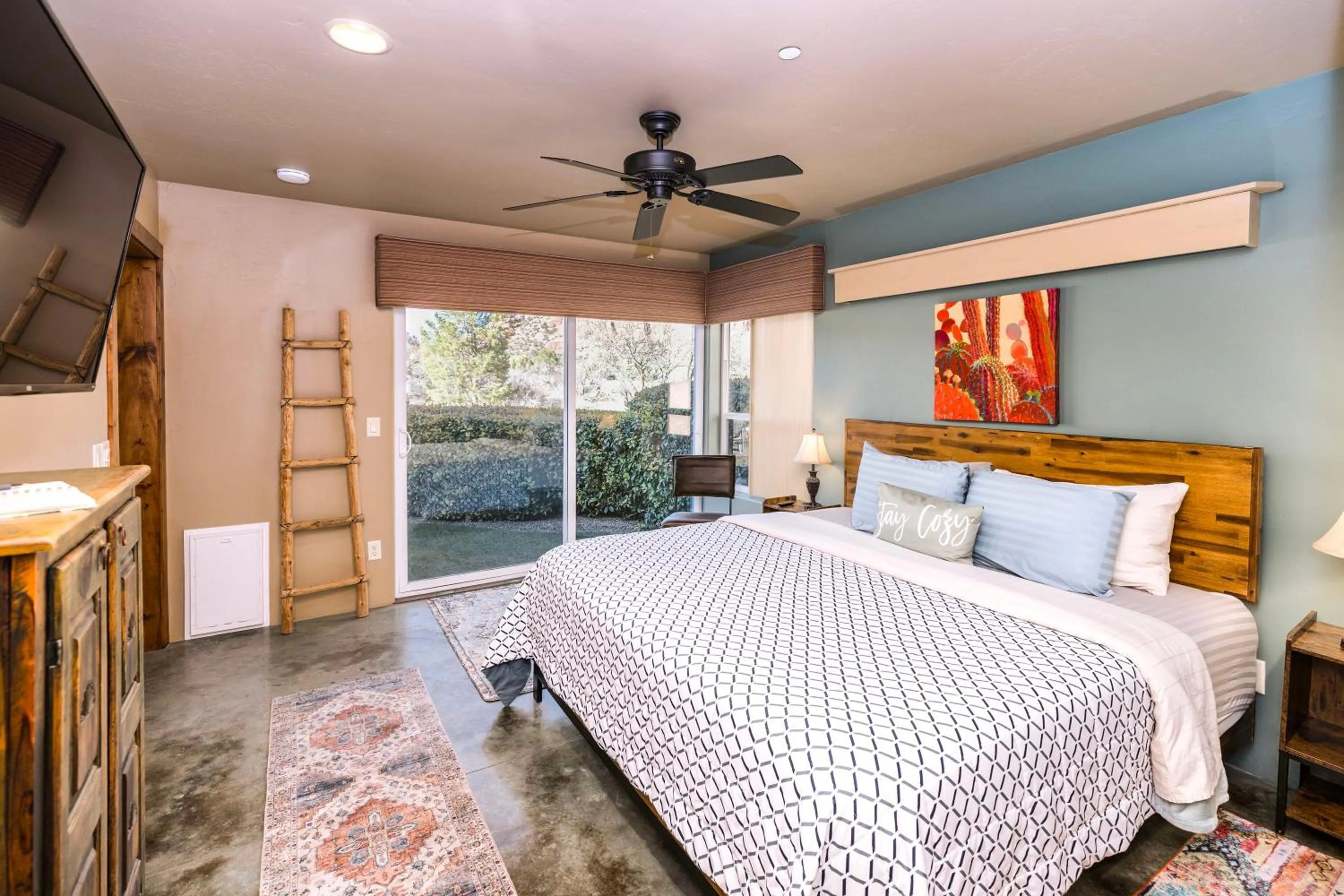 Bedroom, Bed in Cozy Cactus Inn