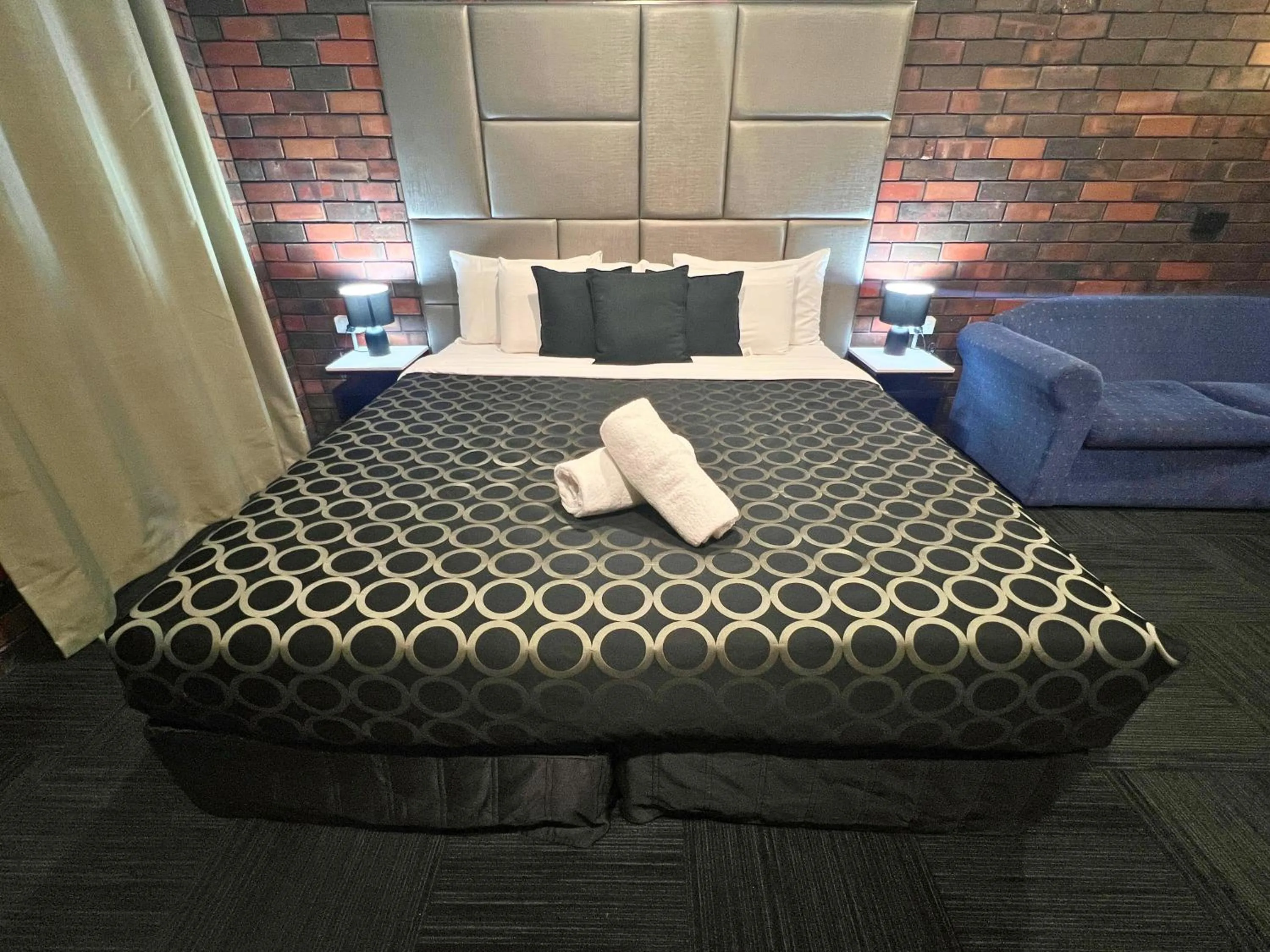 Bed in Two Rivers Motel