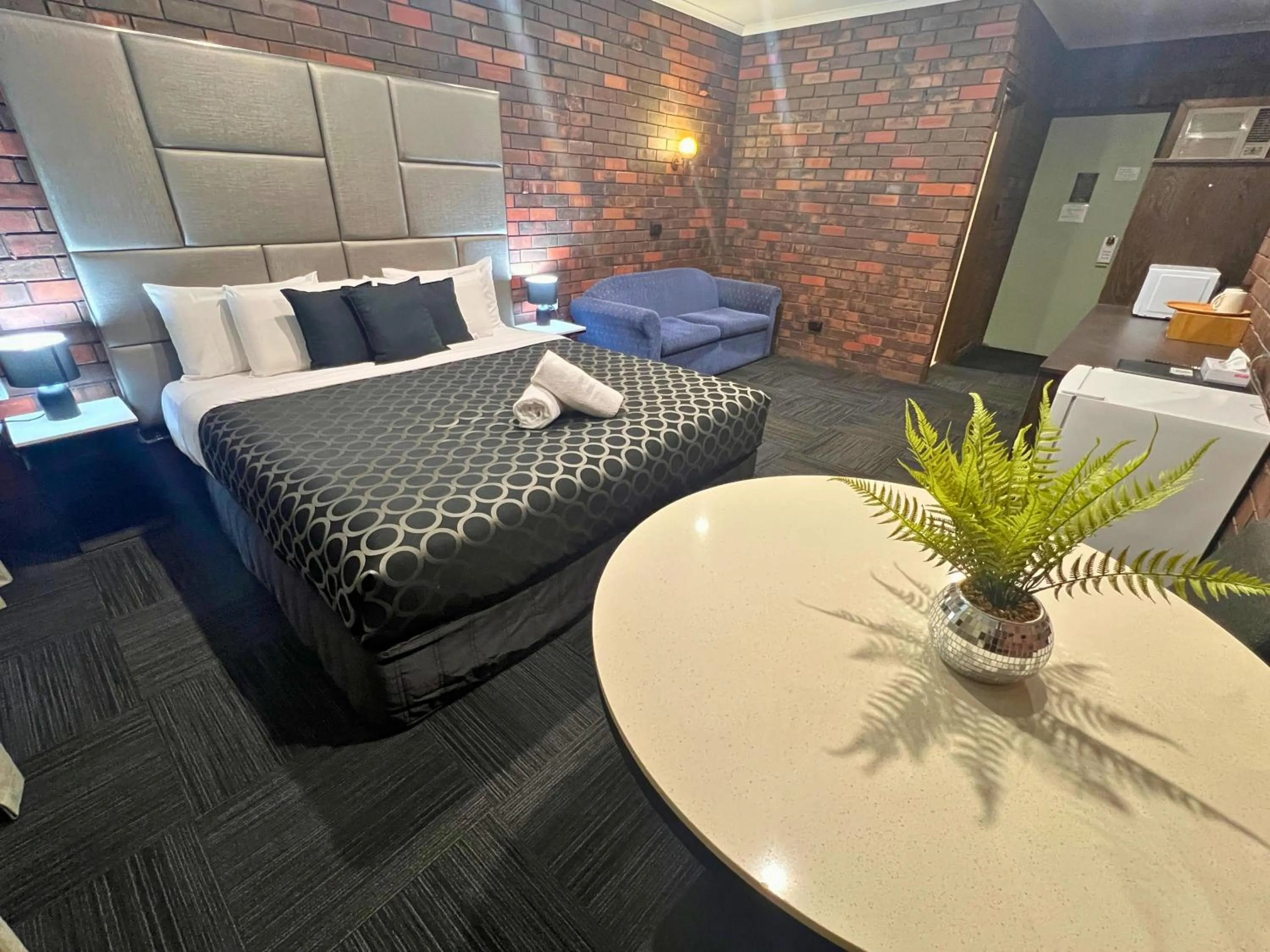 Photo of the whole room, Bed in Two Rivers Motel