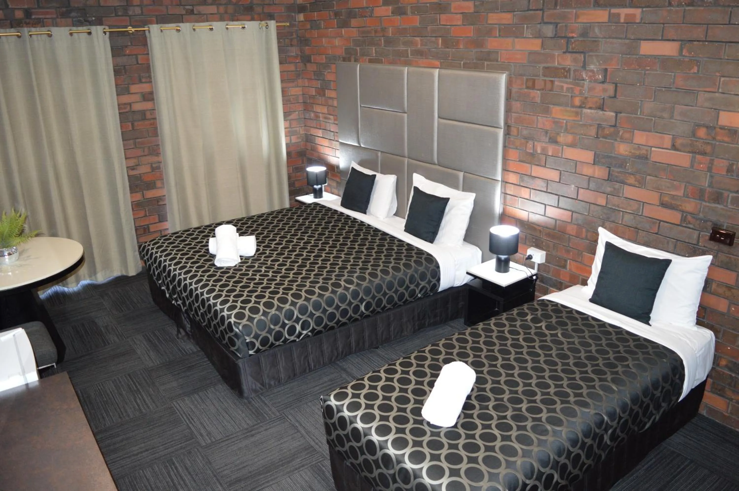 Bedroom, Bed in Two Rivers Motel