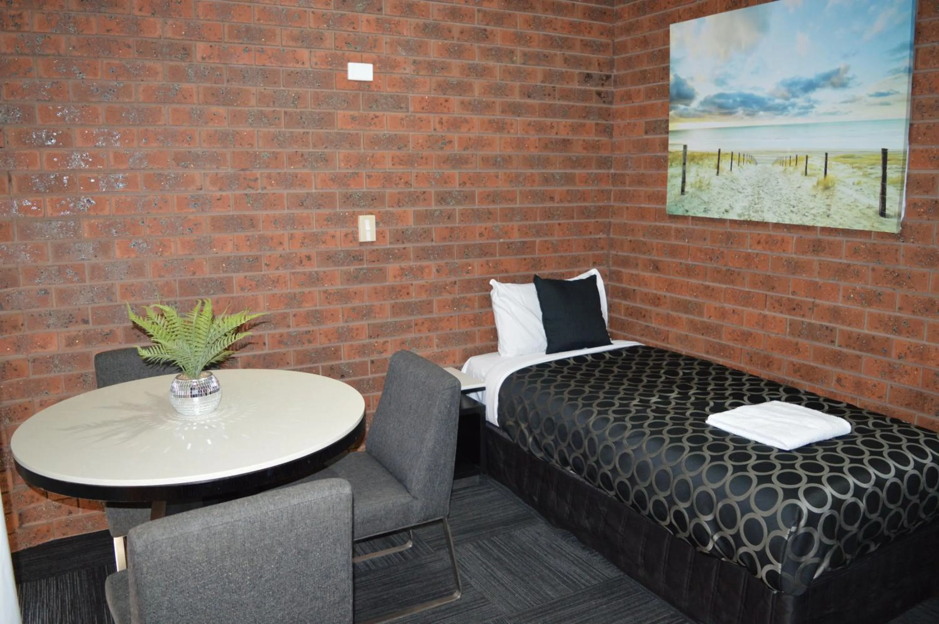 Living room, Bed in Two Rivers Motel