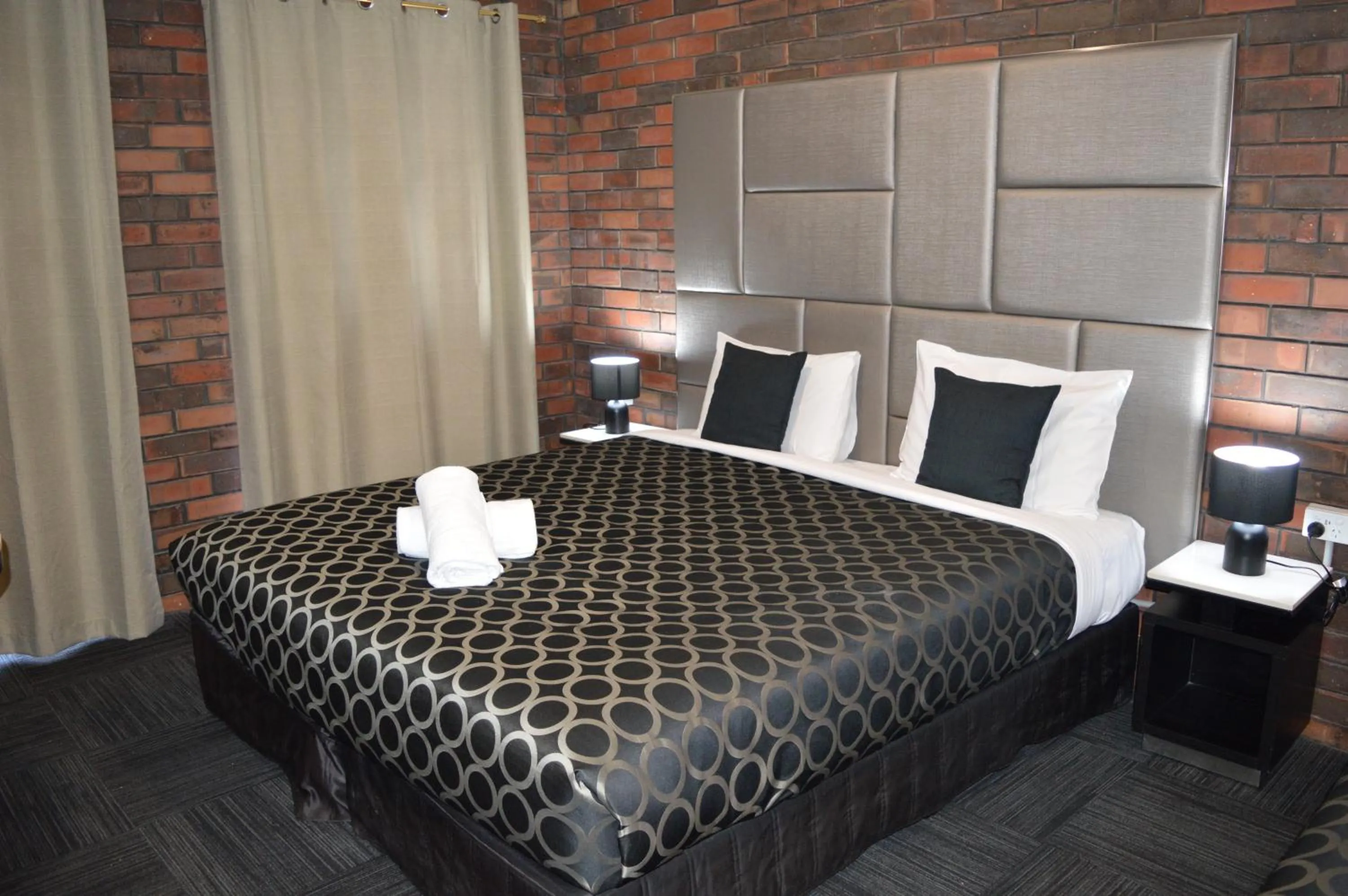 Bedroom, Bed in Two Rivers Motel