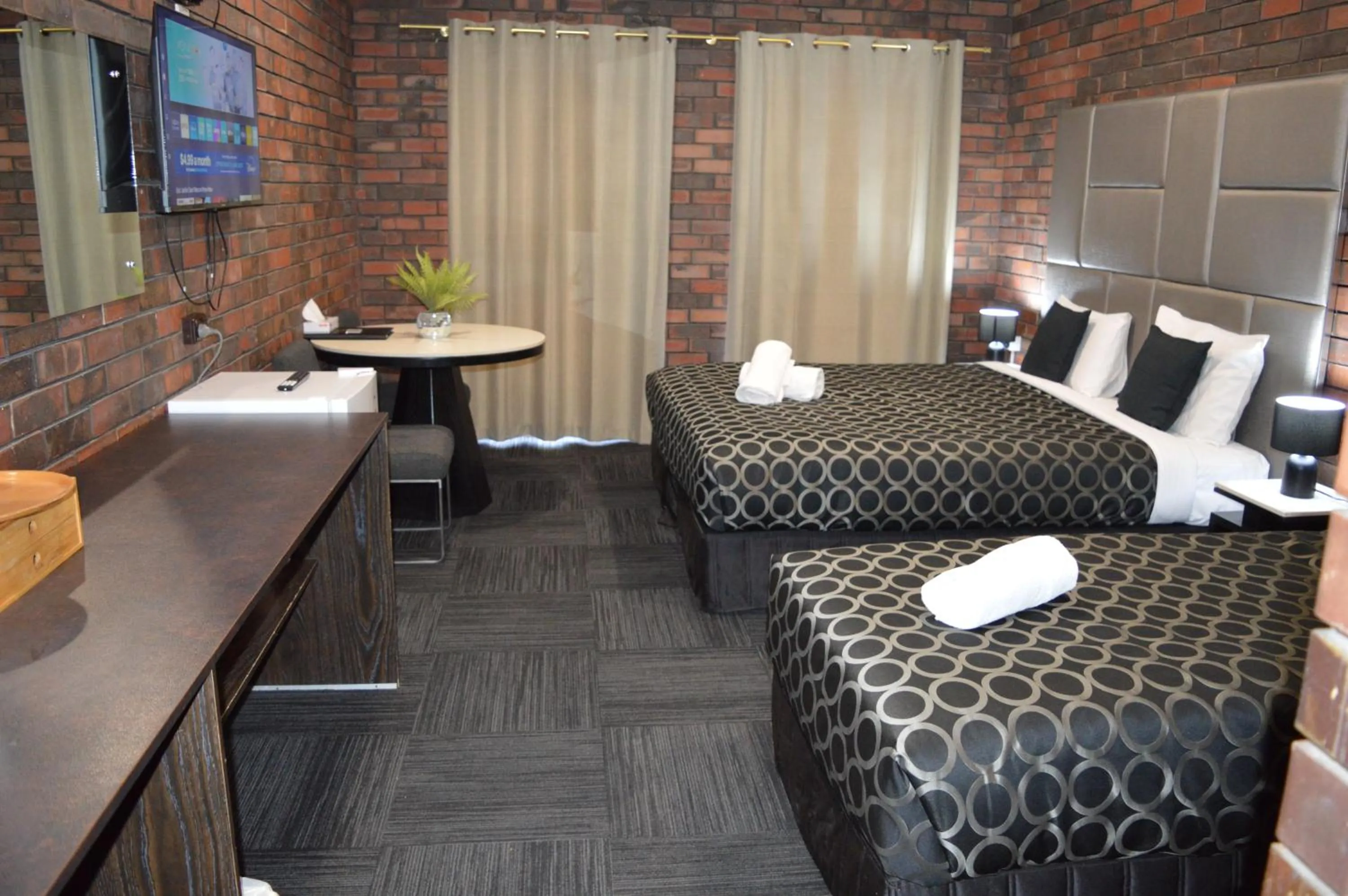 Bedroom, Bed in Two Rivers Motel