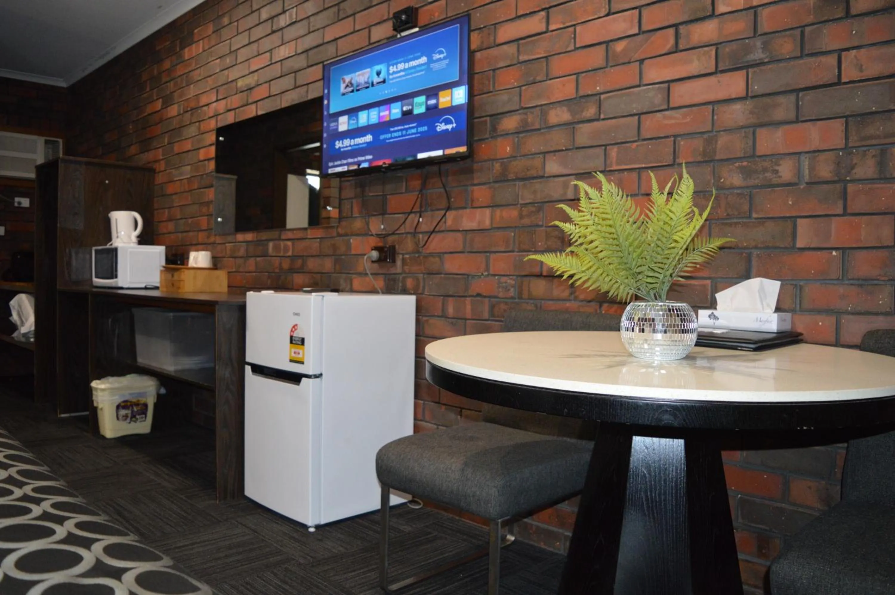 TV and multimedia in Two Rivers Motel