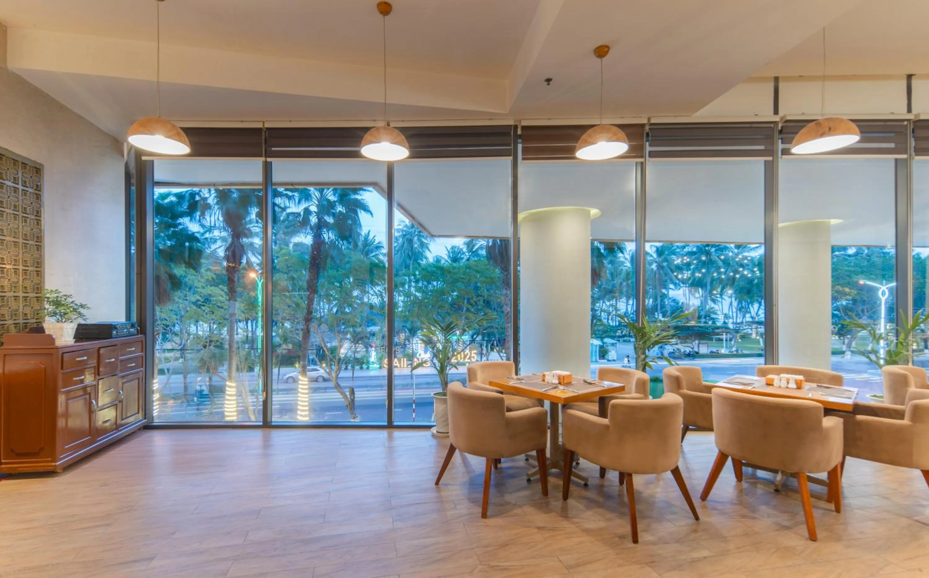 Restaurant/places to eat in Starcity Hotel & Condotel Beachfront Nha Trang