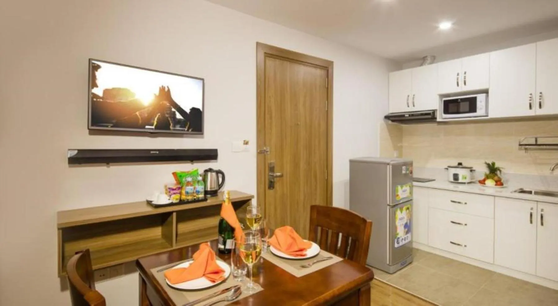 room service in Maple Leaf Hotel & Apartment