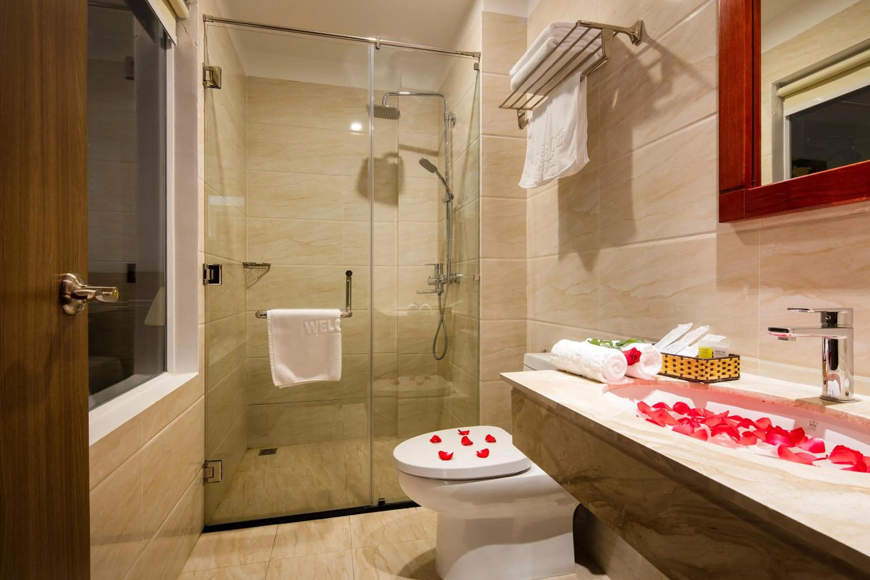 Toilet in Maple Leaf Hotel & Apartment