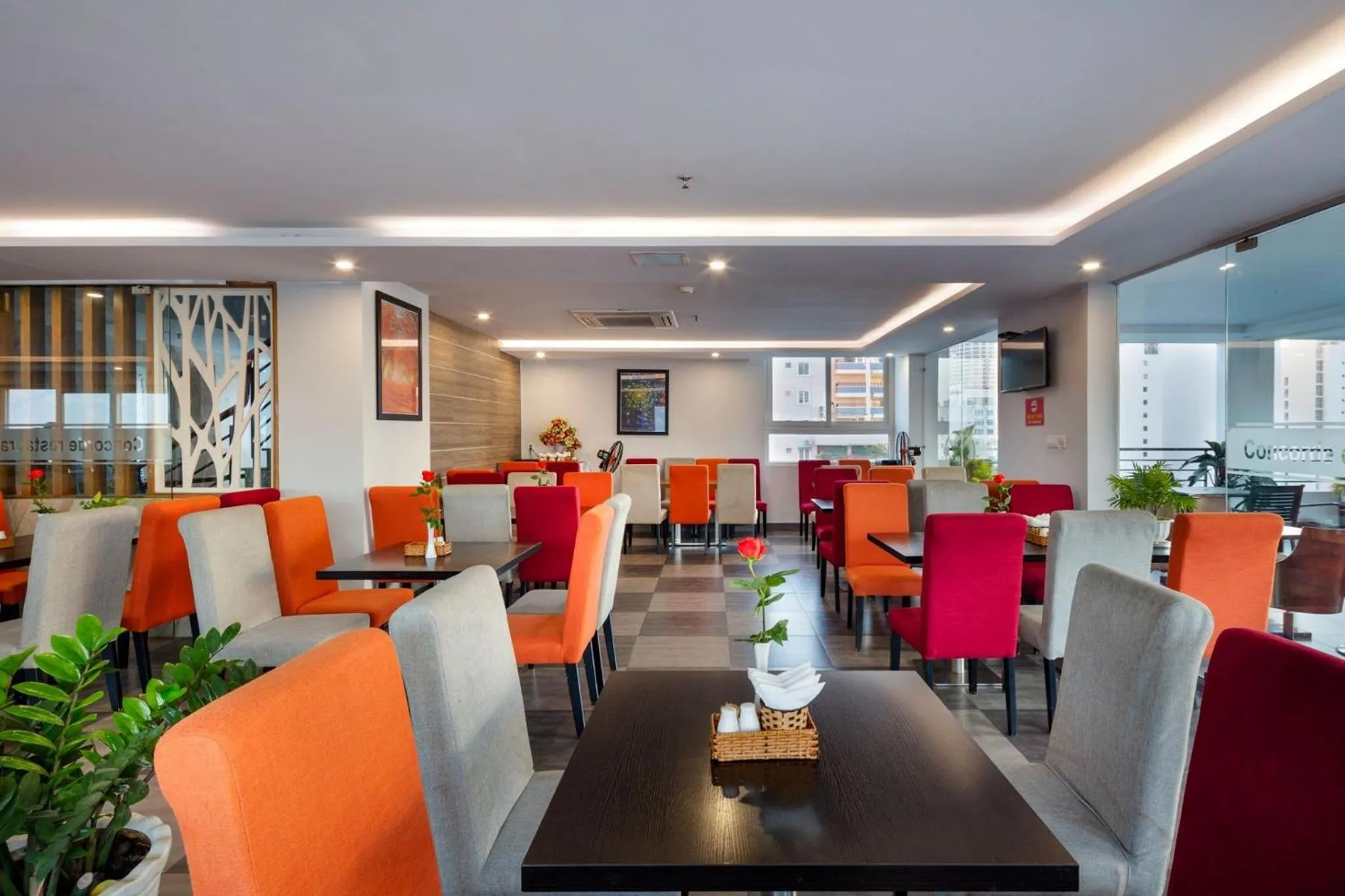 Restaurant/places to eat in Maple Leaf Hotel & Apartment