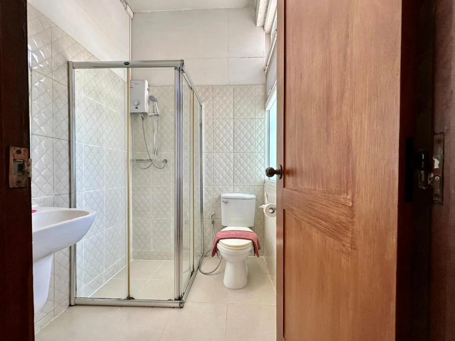 Bathroom in Dinsomon Hotel