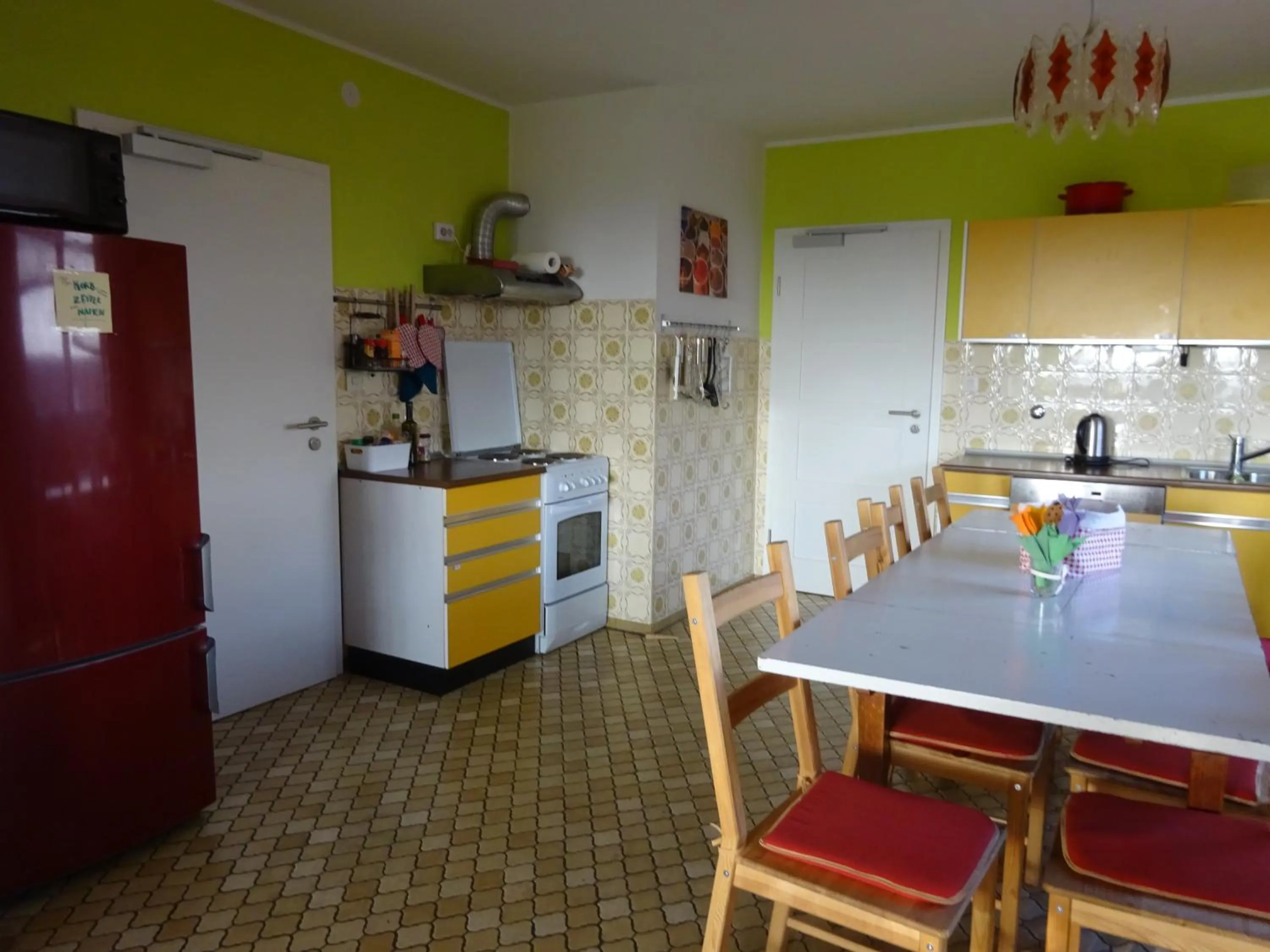 Communal kitchen in Peanuts Hostel & Meer