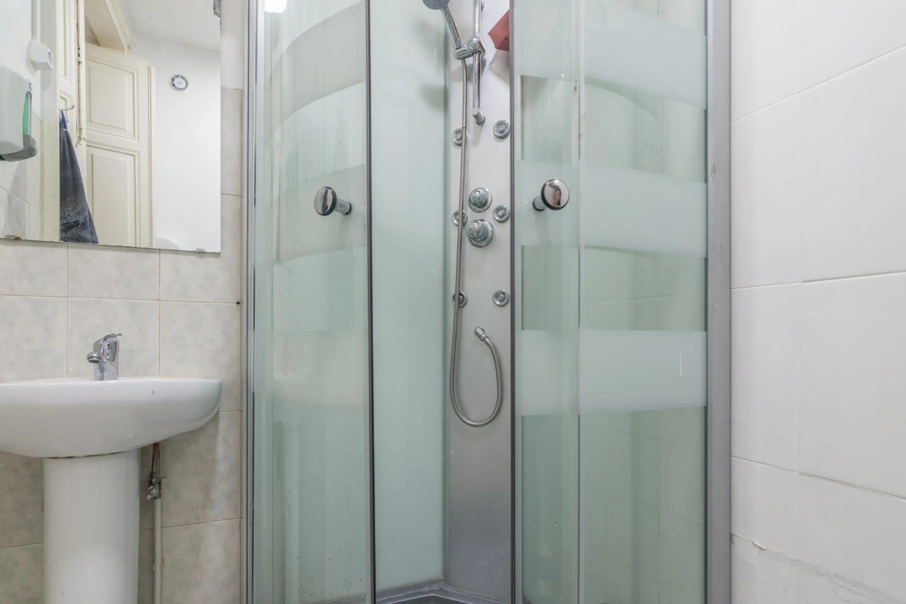 Hot Tub in Hostel Seven Hills