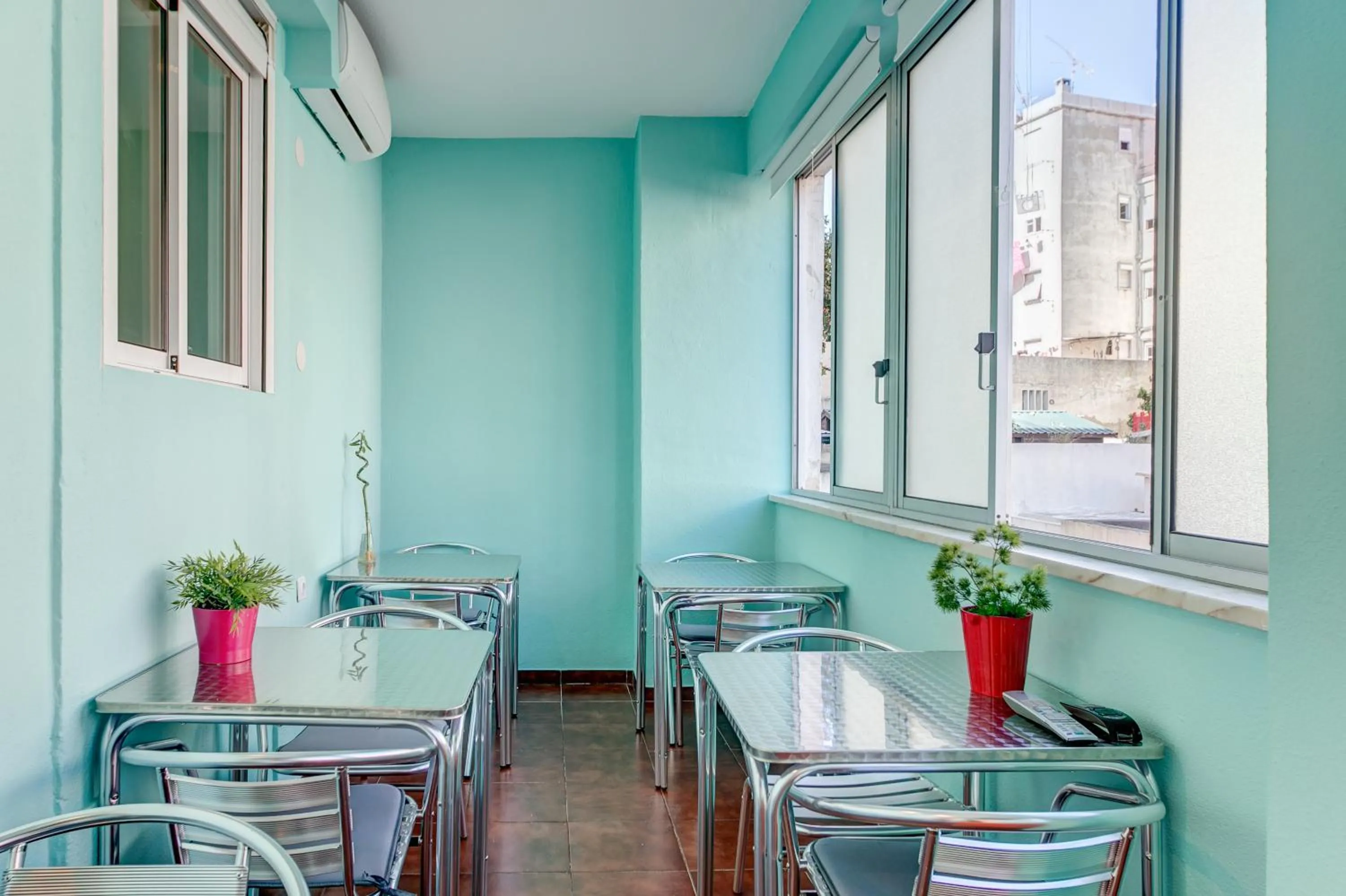 Communal lounge/ TV room in Hostel Seven Hills