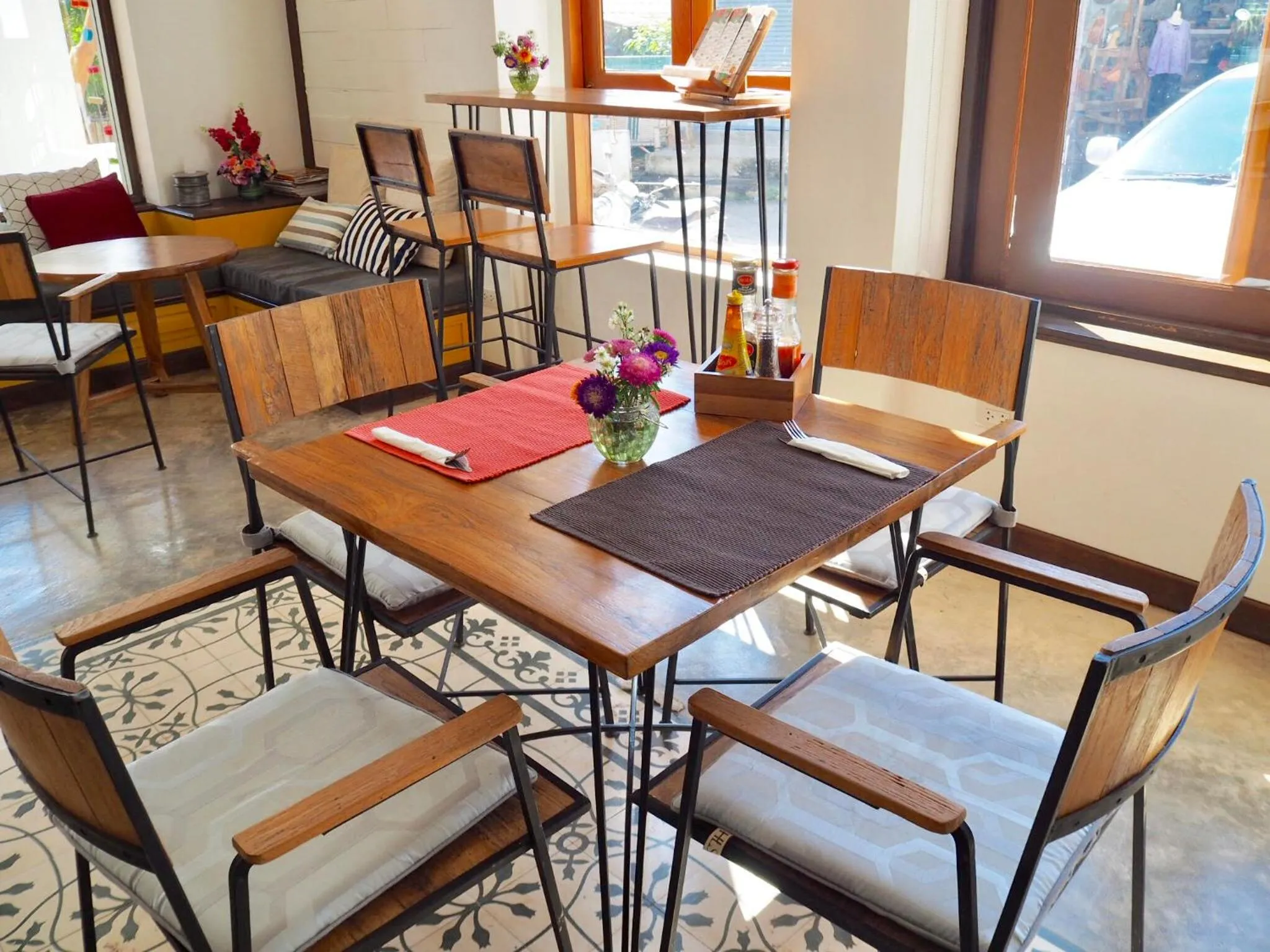 Restaurant/places to eat in Pai Cherkaew Boutique House