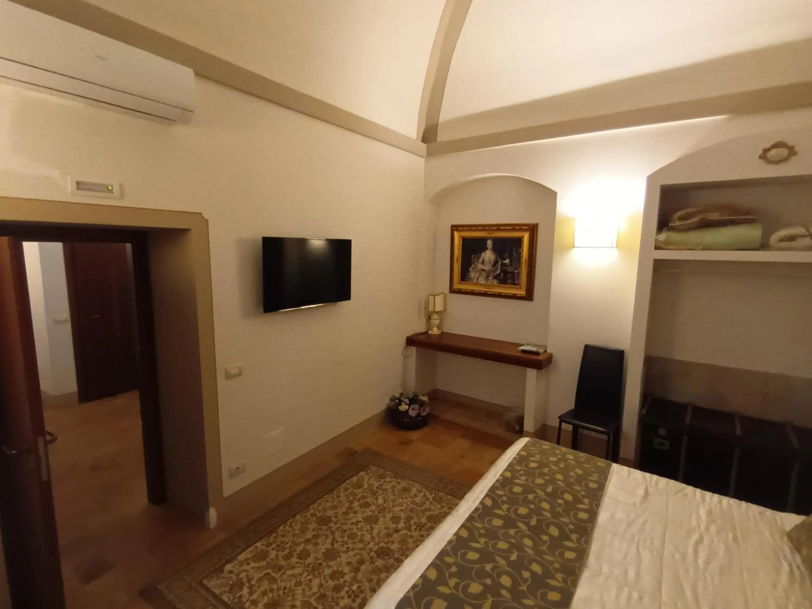 Photo of the whole room, Bed in Suite Assisi