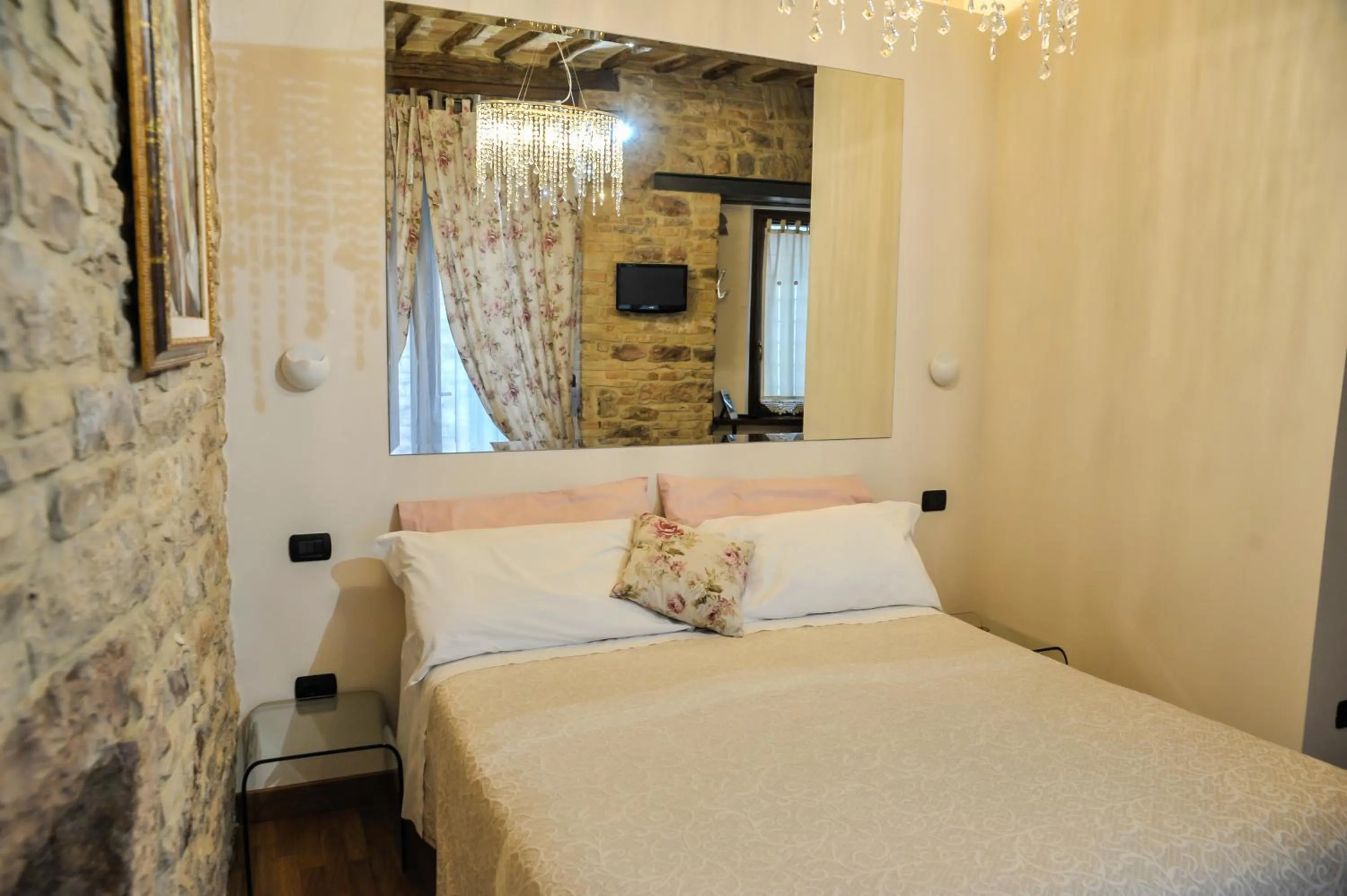 Photo of the whole room, Bed in Suite Assisi