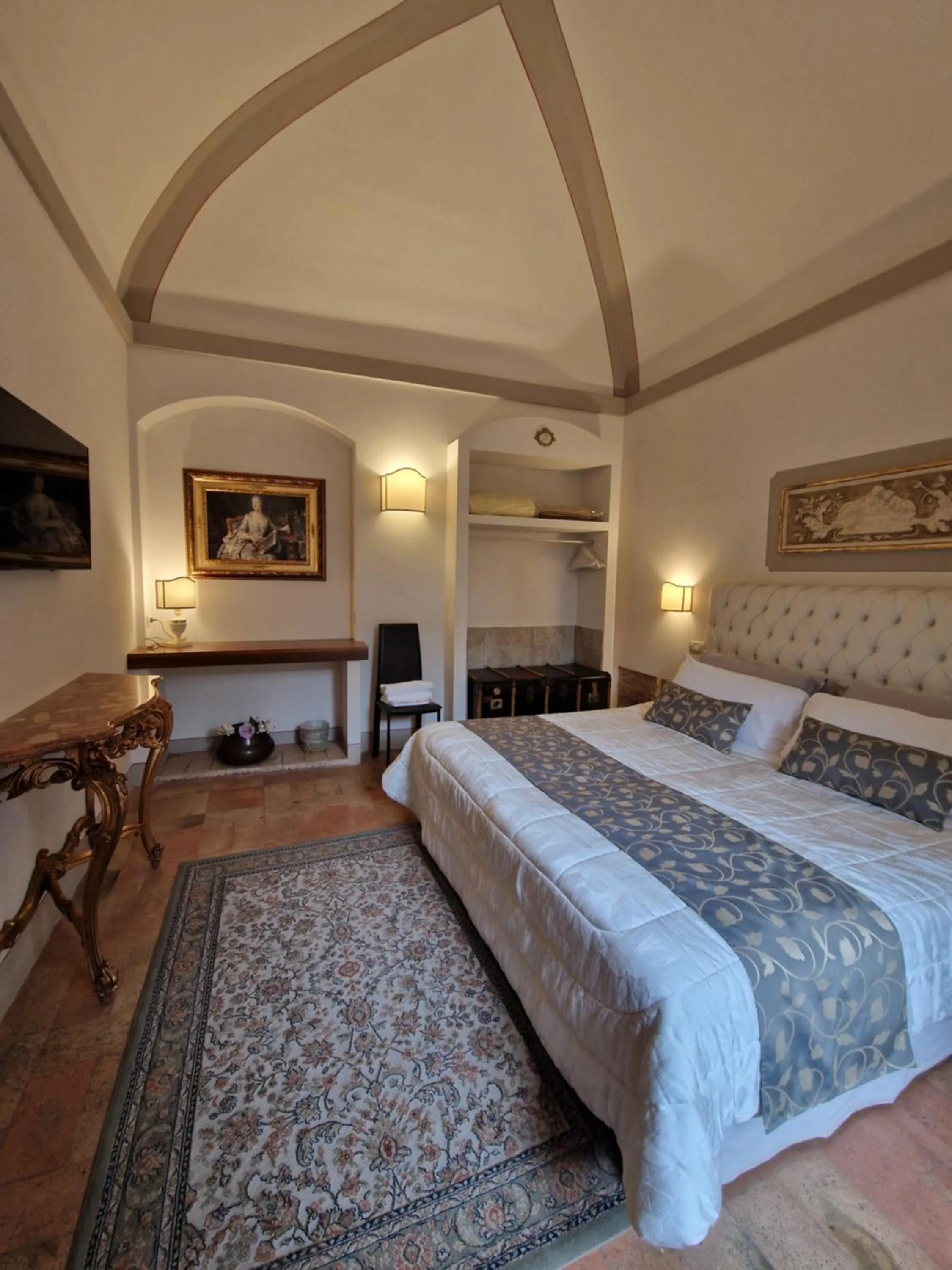 Photo of the whole room, Bed in Suite Assisi