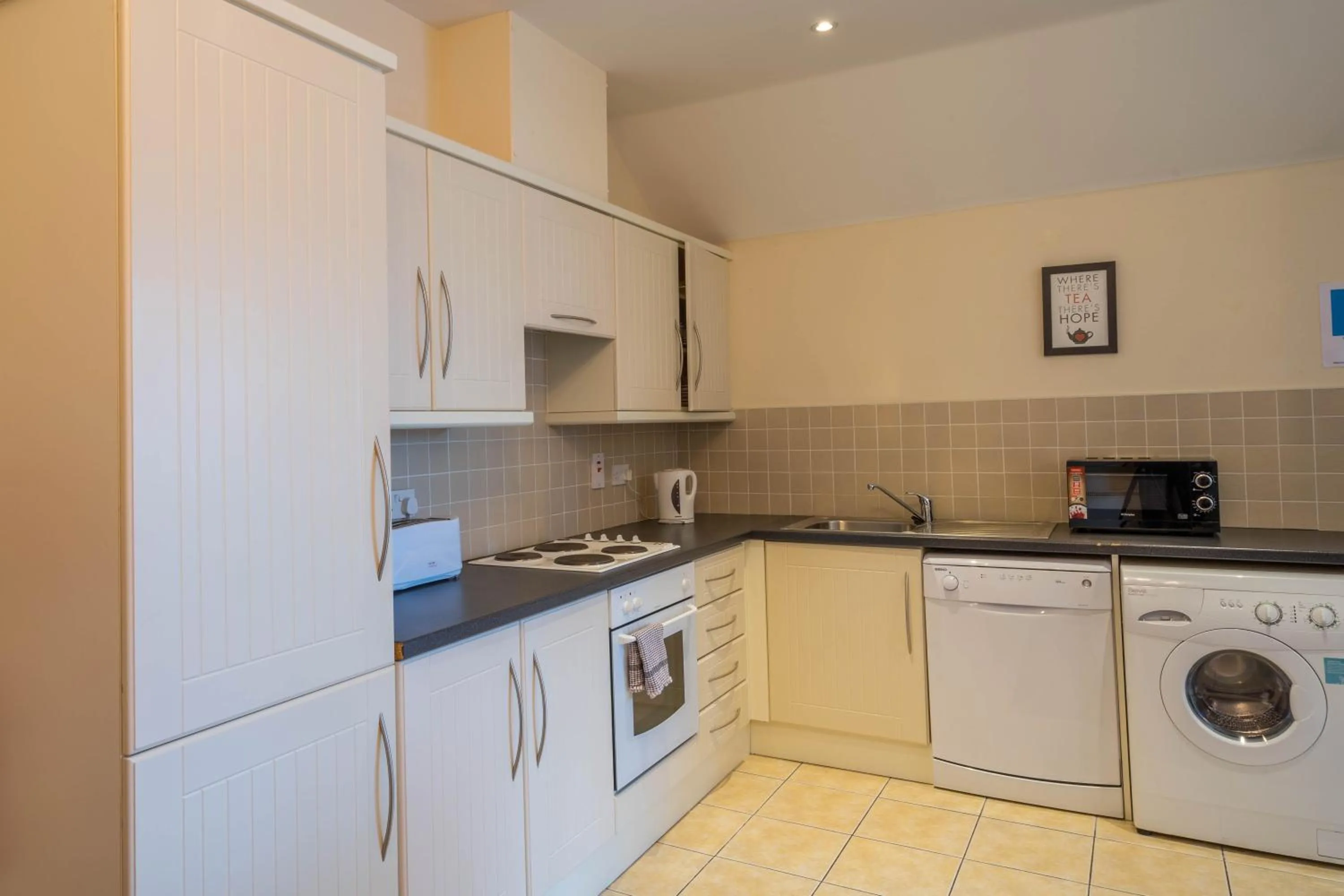 Kitchen or kitchenette in The Courtyard Apartments