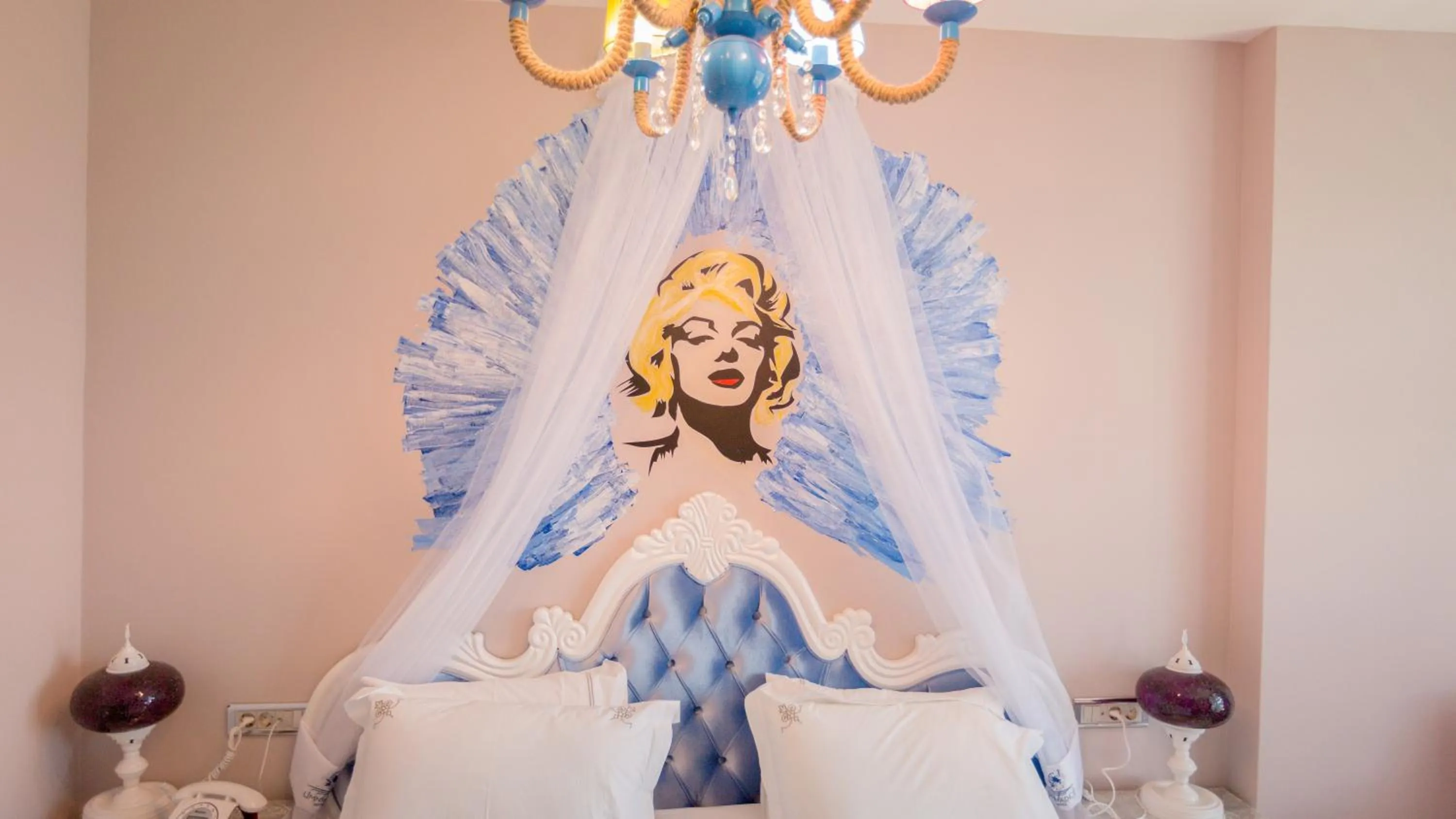 Photo of the whole room in Limnades Hotel İznik