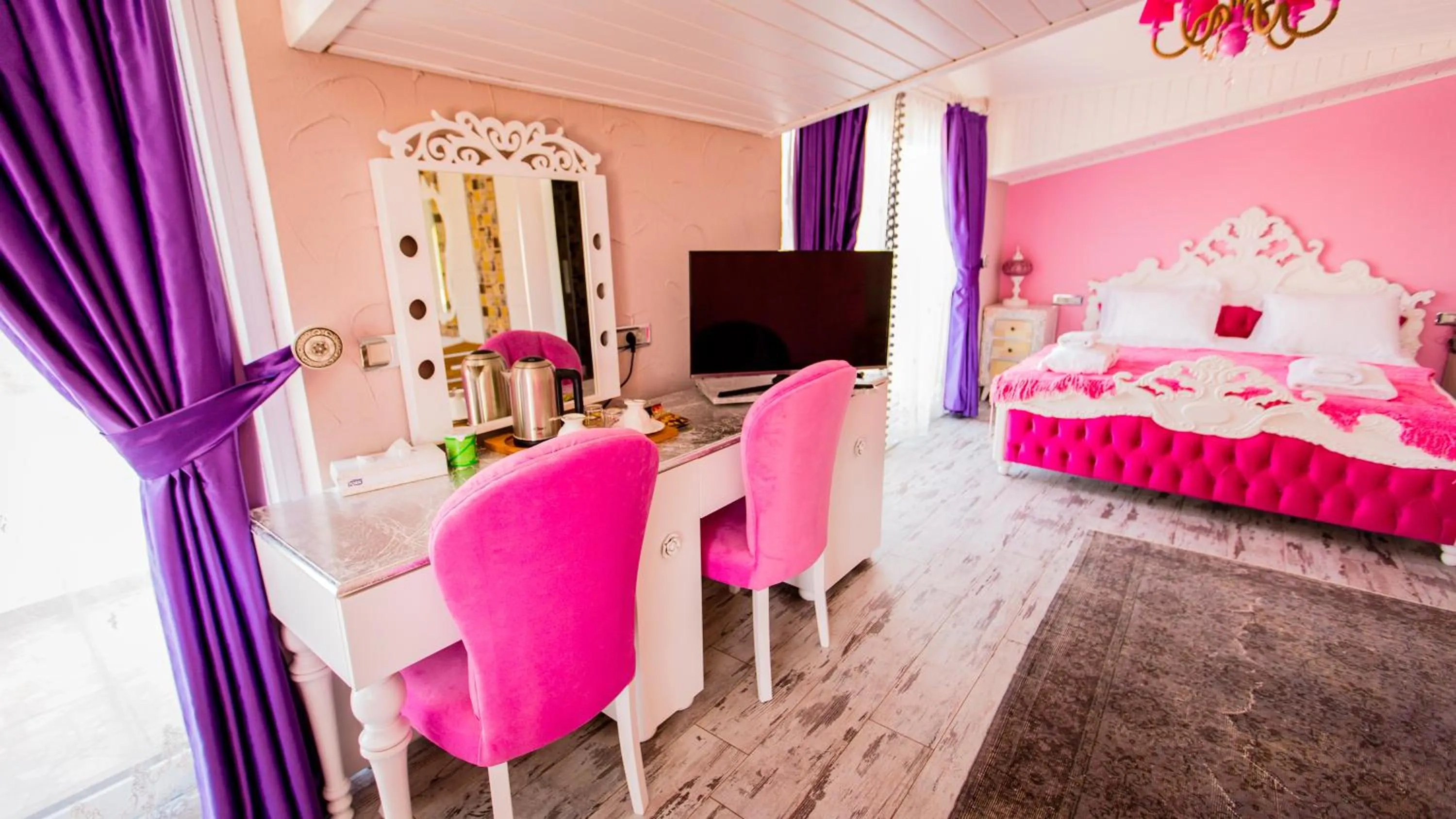 Living room, Bed in Limnades Hotel İznik