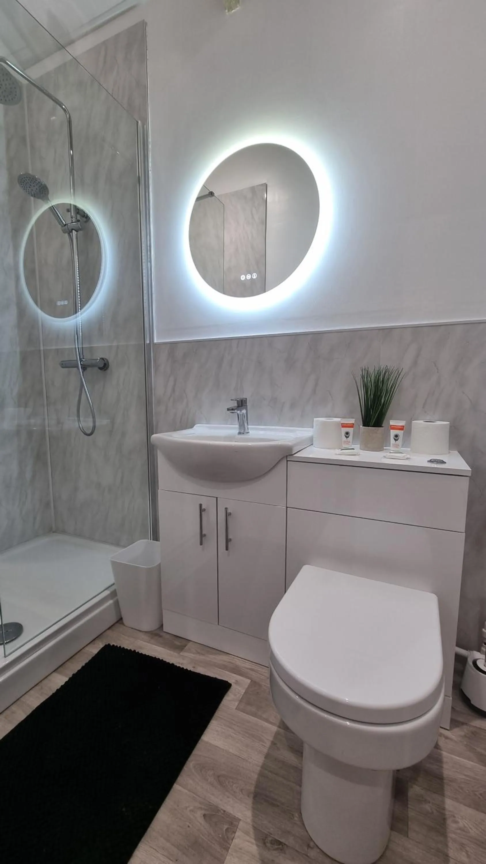 Shower in The Dolphin Hotel & Restaurant