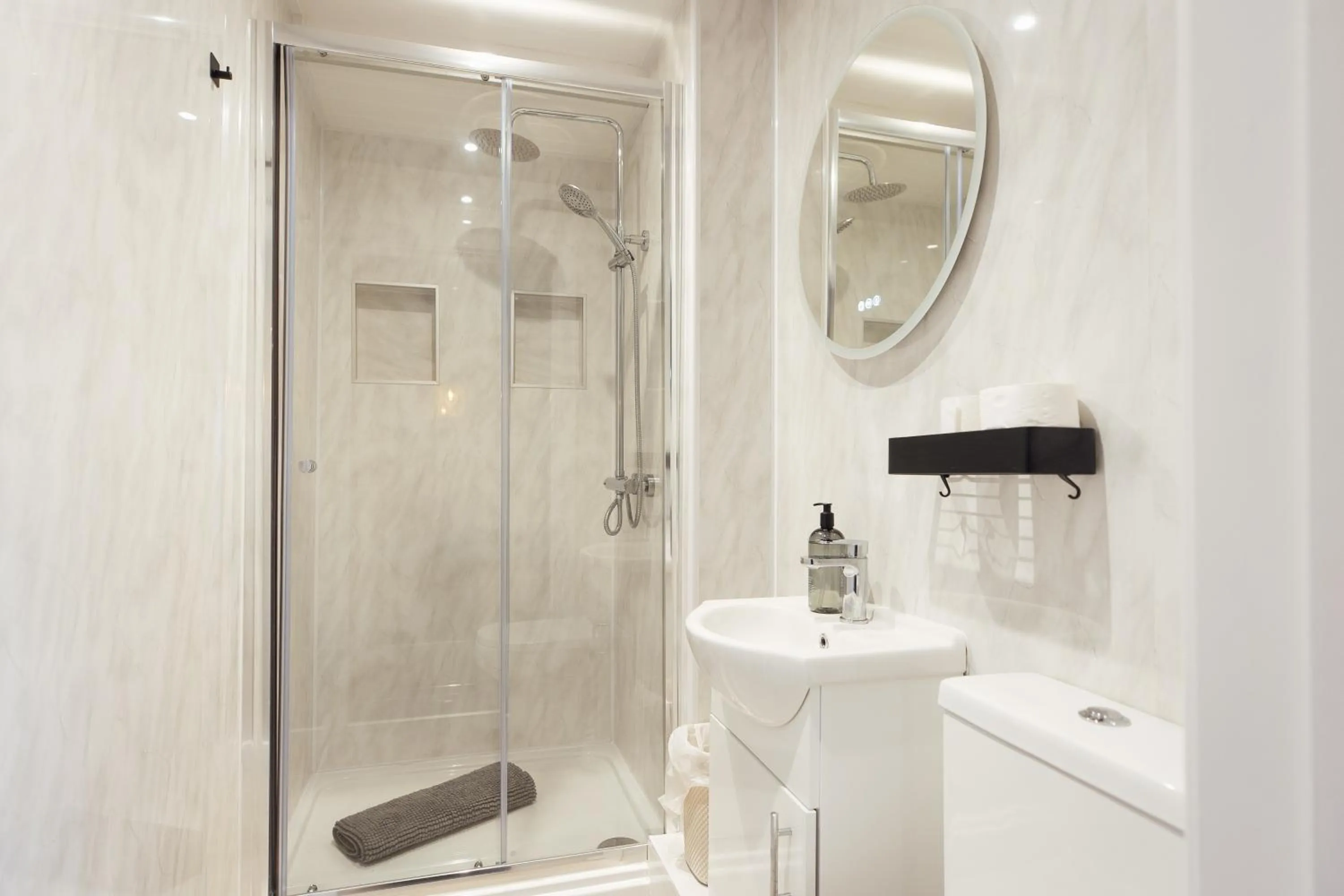 Shower in The Dolphin Hotel & Restaurant