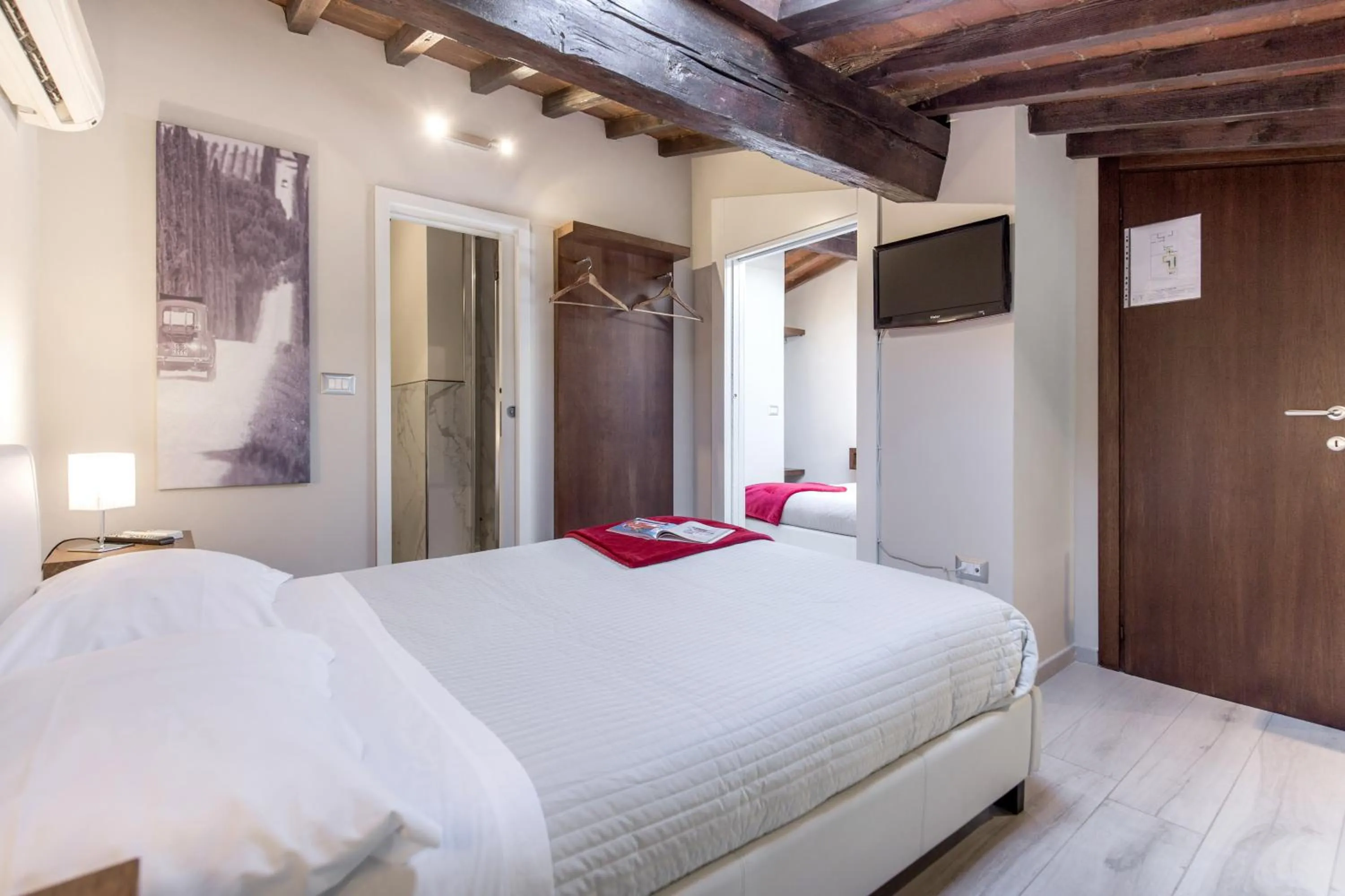 TV and multimedia, Bed in Home Boutique Santa Maria Novella