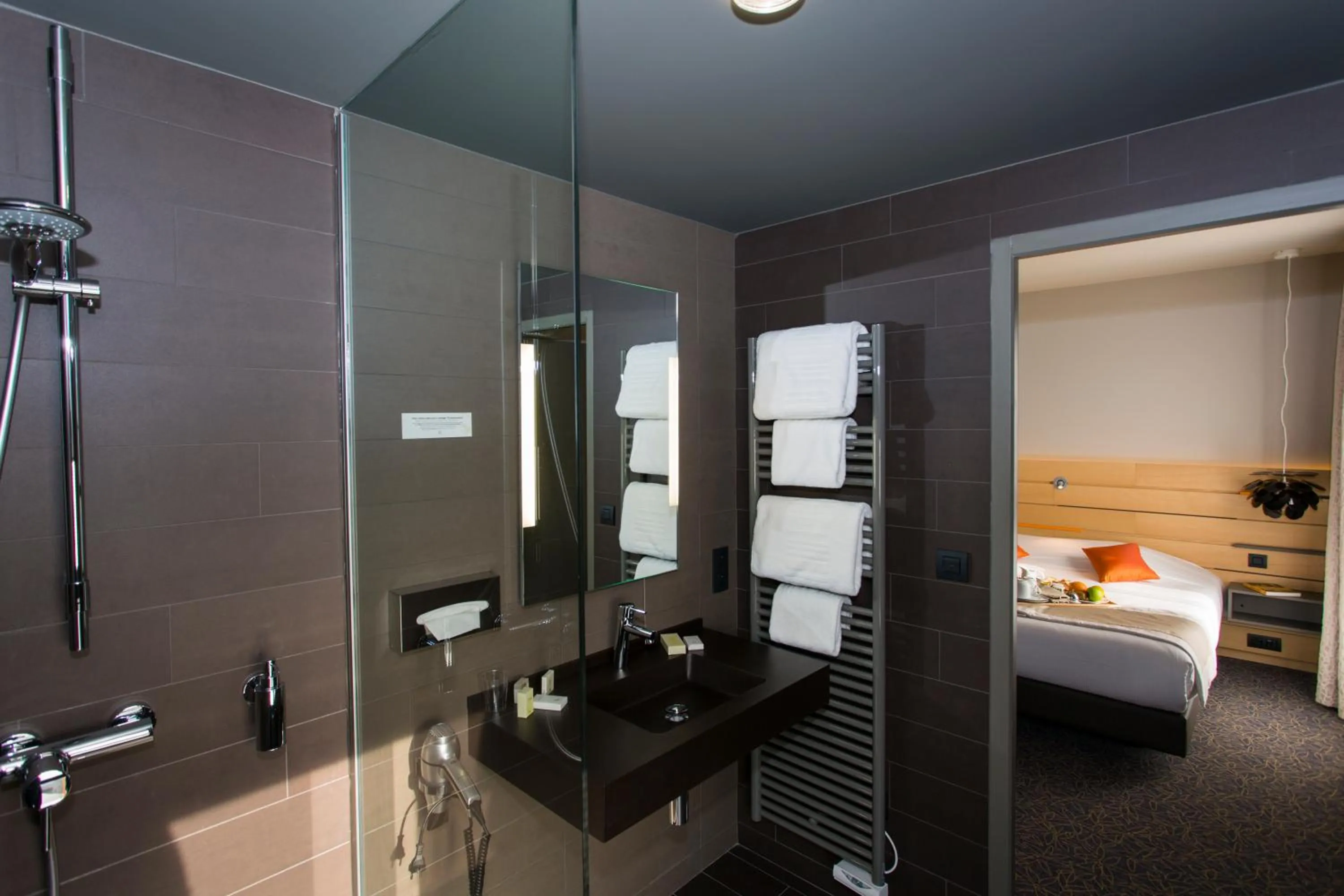 Bathroom in Logis Hôtel du Morvan - Restaurant la Table de Jérôme